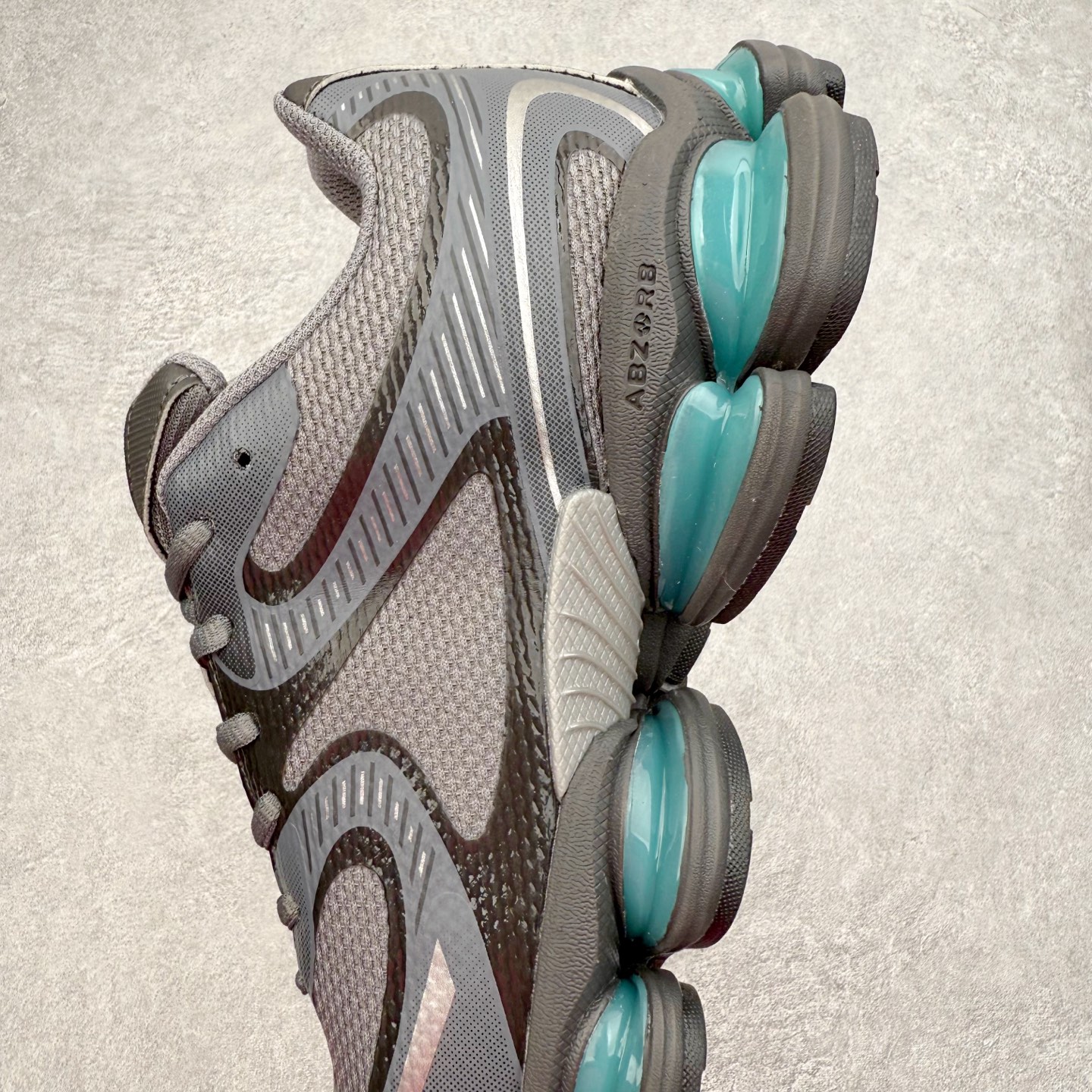 图片[7]-New Balance NB2000 舒适百搭防滑耐磨低帮 休闲跑步鞋 New Balance 在近两年的球鞋市场屡出奇招，在经典鞋型保持进一步增长的同时，推出的每一款新鞋型也都有傲人的战绩。在 327、9060 等鞋型获得成功之后，今天 New Balance 家族又迎来了新鲜血液的注入。这双 New Balance 2000 依然是融合了新旧元素的跑鞋造型，命名为 2000，或许是它的设计理念有着 Y2K 的血统。最大的亮点，在于这双鞋的中底。外侧以五个 ABZORB 单元，带来极具辨识度和冲击力的视觉效果，让这双鞋在外观和脚感方面都颇具吸引力。尺码：36 37 37.5 38 38.5 39 40 40.5 41 42 42.5 43 44 45 46-选品中心