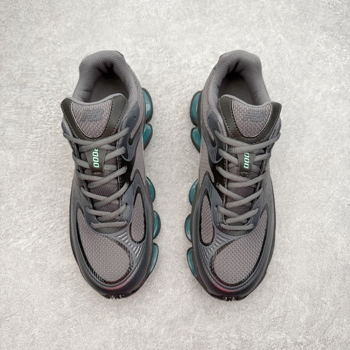 图片[2]-New Balance NB2000 舒适百搭防滑耐磨低帮 休闲跑步鞋 New Balance 在近两年的球鞋市场屡出奇招，在经典鞋型保持进一步增长的同时，推出的每一款新鞋型也都有傲人的战绩。在 327、9060 等鞋型获得成功之后，今天 New Balance 家族又迎来了新鲜血液的注入。这双 New Balance 2000 依然是融合了新旧元素的跑鞋造型，命名为 2000，或许是它的设计理念有着 Y2K 的血统。最大的亮点，在于这双鞋的中底。外侧以五个 ABZORB 单元，带来极具辨识度和冲击力的视觉效果，让这双鞋在外观和脚感方面都颇具吸引力。尺码：36 37 37.5 38 38.5 39 40 40.5 41 42 42.5 43 44 45 46-选品中心