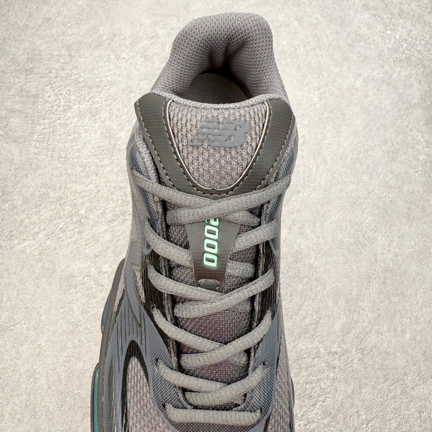 图片[5]-New Balance NB2000 舒适百搭防滑耐磨低帮 休闲跑步鞋 New Balance 在近两年的球鞋市场屡出奇招，在经典鞋型保持进一步增长的同时，推出的每一款新鞋型也都有傲人的战绩。在 327、9060 等鞋型获得成功之后，今天 New Balance 家族又迎来了新鲜血液的注入。这双 New Balance 2000 依然是融合了新旧元素的跑鞋造型，命名为 2000，或许是它的设计理念有着 Y2K 的血统。最大的亮点，在于这双鞋的中底。外侧以五个 ABZORB 单元，带来极具辨识度和冲击力的视觉效果，让这双鞋在外观和脚感方面都颇具吸引力。尺码：36 37 37.5 38 38.5 39 40 40.5 41 42 42.5 43 44 45 46-选品中心