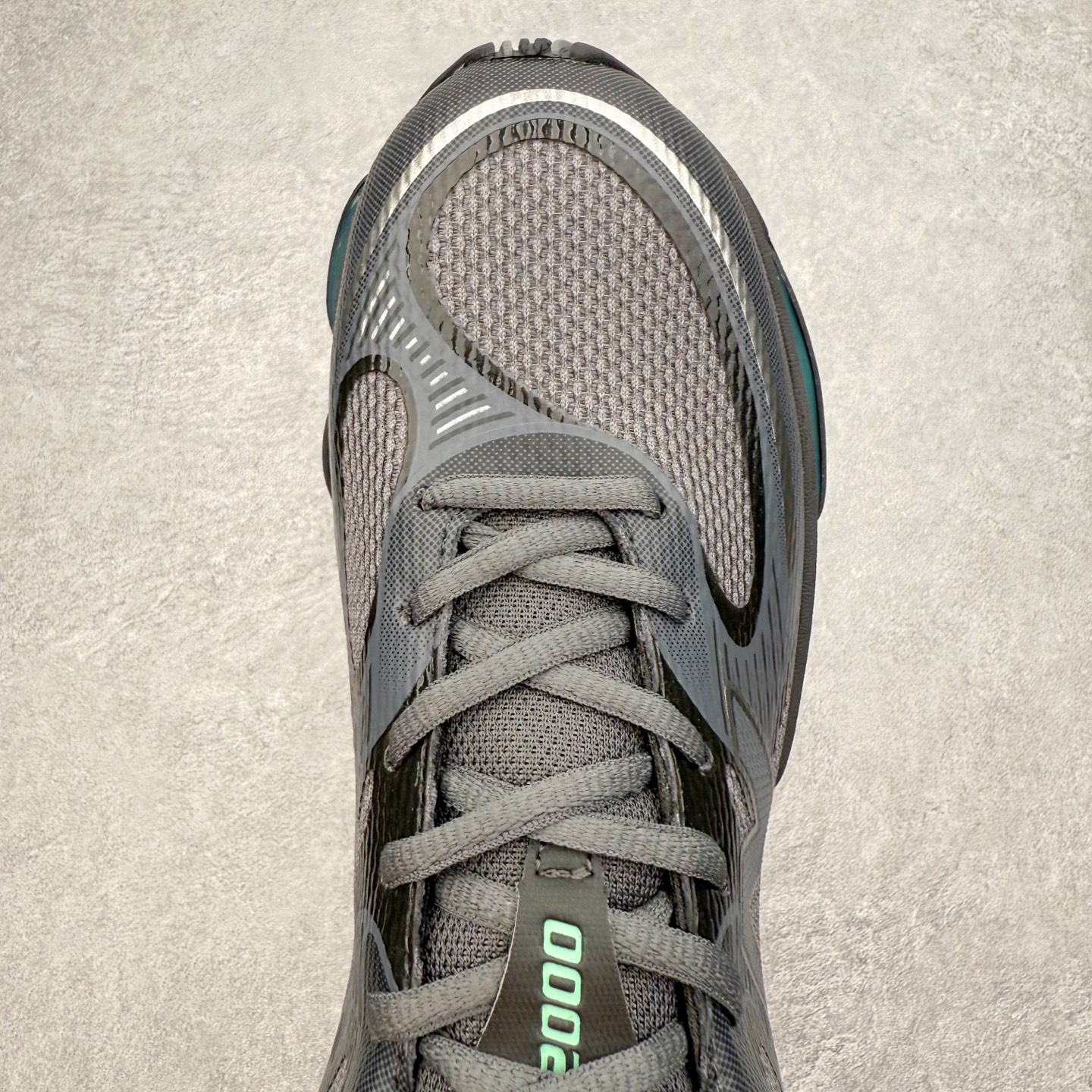 图片[4]-New Balance NB2000 舒适百搭防滑耐磨低帮 休闲跑步鞋 New Balance 在近两年的球鞋市场屡出奇招，在经典鞋型保持进一步增长的同时，推出的每一款新鞋型也都有傲人的战绩。在 327、9060 等鞋型获得成功之后，今天 New Balance 家族又迎来了新鲜血液的注入。这双 New Balance 2000 依然是融合了新旧元素的跑鞋造型，命名为 2000，或许是它的设计理念有着 Y2K 的血统。最大的亮点，在于这双鞋的中底。外侧以五个 ABZORB 单元，带来极具辨识度和冲击力的视觉效果，让这双鞋在外观和脚感方面都颇具吸引力。尺码：36 37 37.5 38 38.5 39 40 40.5 41 42 42.5 43 44 45 46-选品中心