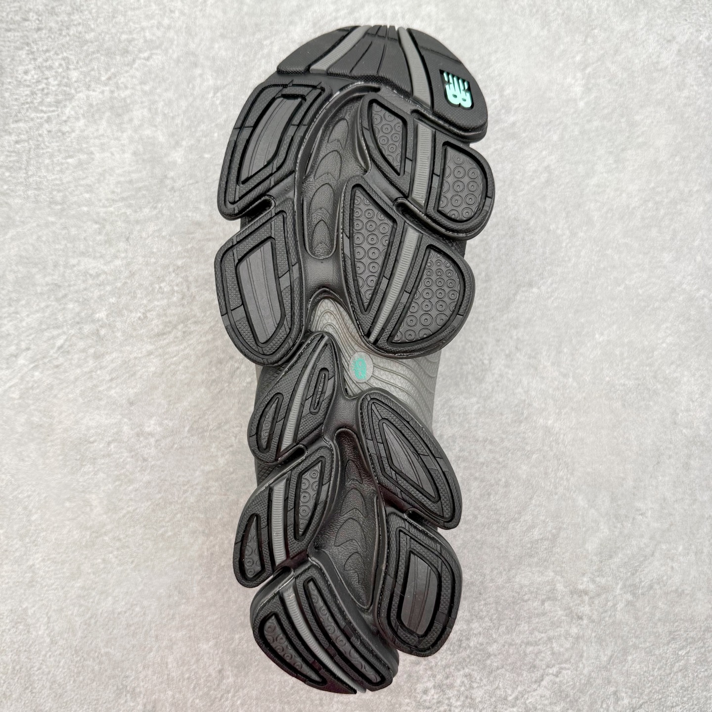 图片[9]-New Balance NB2000 舒适百搭防滑耐磨低帮 休闲跑步鞋 New Balance 在近两年的球鞋市场屡出奇招，在经典鞋型保持进一步增长的同时，推出的每一款新鞋型也都有傲人的战绩。在 327、9060 等鞋型获得成功之后，今天 New Balance 家族又迎来了新鲜血液的注入。这双 New Balance 2000 依然是融合了新旧元素的跑鞋造型，命名为 2000，或许是它的设计理念有着 Y2K 的血统。最大的亮点，在于这双鞋的中底。外侧以五个 ABZORB 单元，带来极具辨识度和冲击力的视觉效果，让这双鞋在外观和脚感方面都颇具吸引力。尺码：36 37 37.5 38 38.5 39 40 40.5 41 42 42.5 43 44 45 46-选品中心