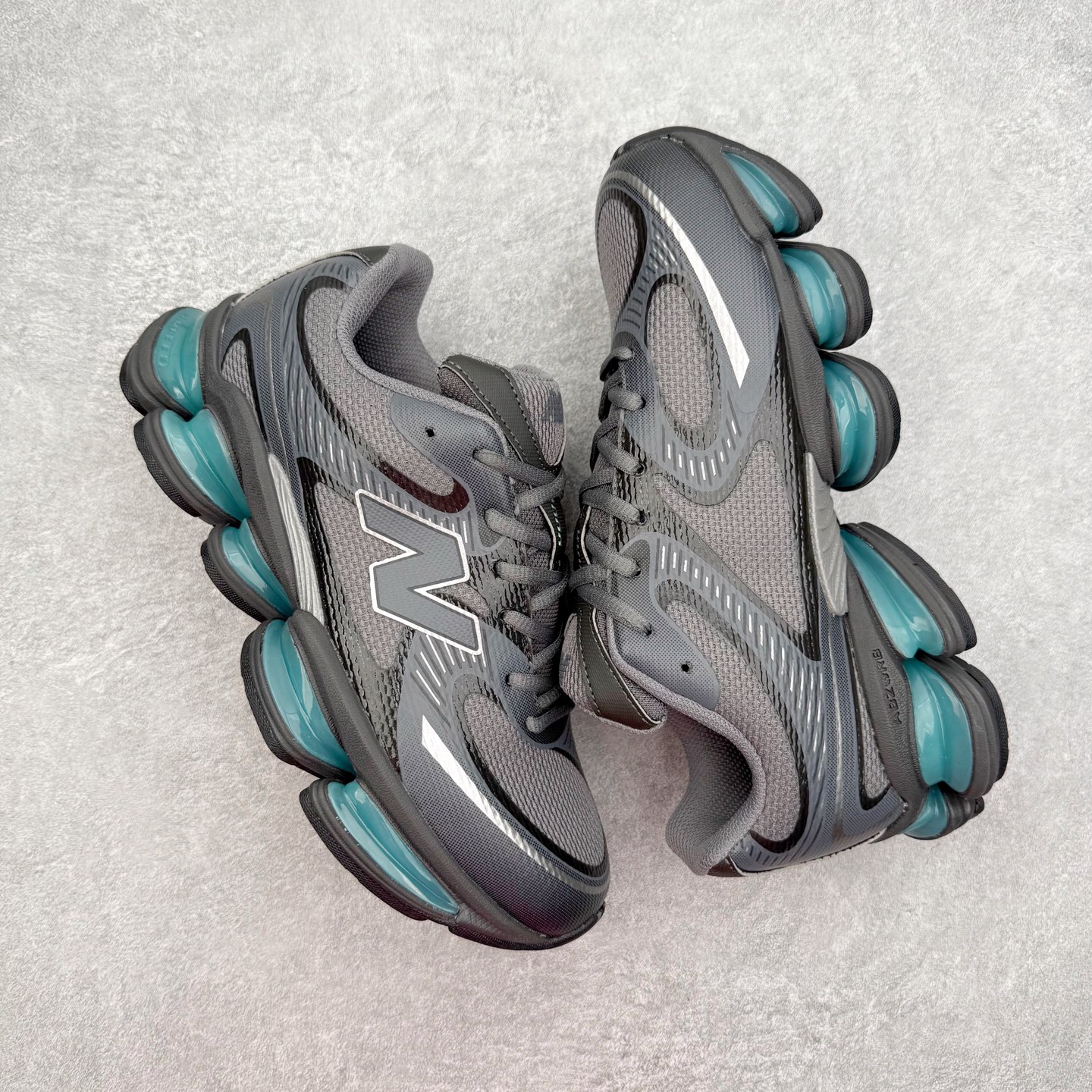 图片[3]-New Balance NB2000 舒适百搭防滑耐磨低帮 休闲跑步鞋 New Balance 在近两年的球鞋市场屡出奇招，在经典鞋型保持进一步增长的同时，推出的每一款新鞋型也都有傲人的战绩。在 327、9060 等鞋型获得成功之后，今天 New Balance 家族又迎来了新鲜血液的注入。这双 New Balance 2000 依然是融合了新旧元素的跑鞋造型，命名为 2000，或许是它的设计理念有着 Y2K 的血统。最大的亮点，在于这双鞋的中底。外侧以五个 ABZORB 单元，带来极具辨识度和冲击力的视觉效果，让这双鞋在外观和脚感方面都颇具吸引力。尺码：36 37 37.5 38 38.5 39 40 40.5 41 42 42.5 43 44 45 46-选品中心