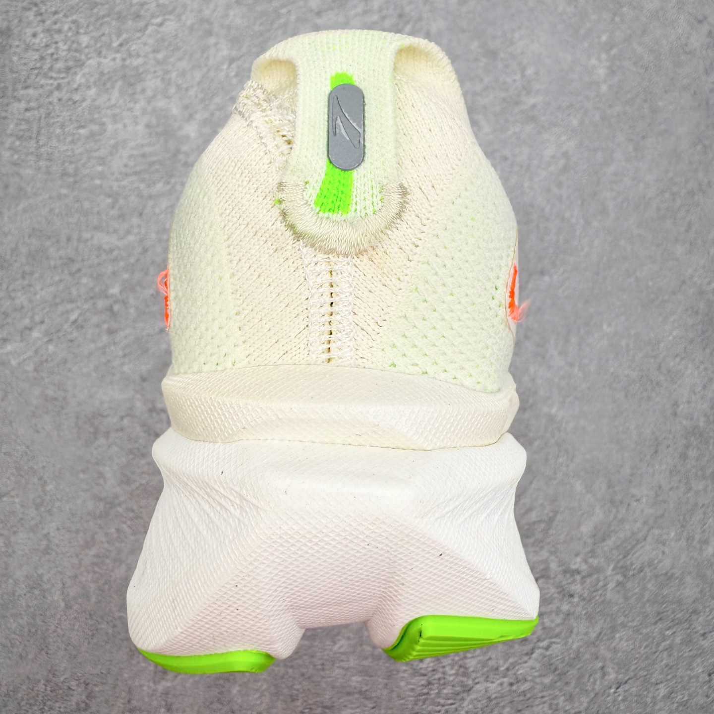 图片[8]-Brooks布鲁克斯 Hyperion Max 3 时尚舒适减震耐磨透气低帮跑步鞋 Brooks 四大跑鞋之一 百年品牌 跑鞋从外形上基本就能判断这是一款速度跑鞋 简洁干练的外形结构和极强的运动流线型看着非常有速度感 上脚的第一感觉是非常轻 美码9码的鞋单只206g不到 从个人偏好来说 200g左右的竞速鞋最具安全感 鞋面采用单层网布 很薄 前掌使用了大量开放式网眼 排气直接快速 透气性上乘 鞋舌也是轻量化设计 仅为一层麂皮 和脚背完美贴合 鞋舌中央有个防偏穿孔 从实际穿着来看 通常鞋舌都是外偏 如果是防偏穿孔位于中心 防偏效果其实并不十分有效 如果采用趋外侧的偏心设计更有效 鞋帮泡棉填充量不大 但非常紧凑 贴合舒适 包裹稳固 内置硬质TPU保证必要的稳定性 跑鞋中底采用的是DNA FLASH科技材料 DNA FLASH中底科技 是Brooks第一款将氮气注入中底的创新科技 主要原理是借助“超临界流体”发泡技术 将液态氮稳定的转化为气态氮 并使其均匀地形成无数紧密贴合的密闭式气囊结构 尺码：36 36.5 37.5 38 38.5 39 40 40.5 41 42 42.5 43 44 44.5 45-选品中心