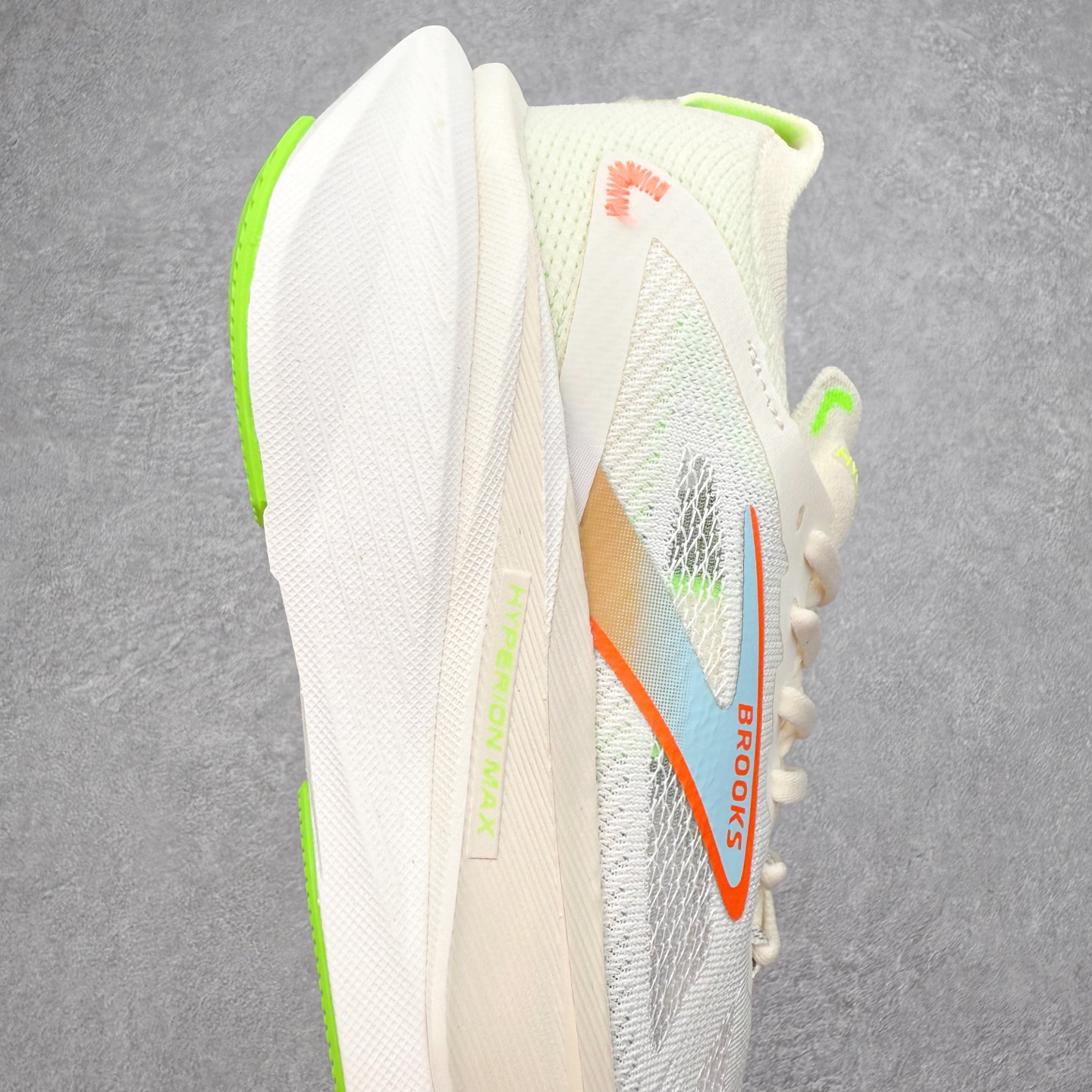 图片[6]-Brooks布鲁克斯 Hyperion Max 3 时尚舒适减震耐磨透气低帮跑步鞋 Brooks 四大跑鞋之一 百年品牌 跑鞋从外形上基本就能判断这是一款速度跑鞋 简洁干练的外形结构和极强的运动流线型看着非常有速度感 上脚的第一感觉是非常轻 美码9码的鞋单只206g不到 从个人偏好来说 200g左右的竞速鞋最具安全感 鞋面采用单层网布 很薄 前掌使用了大量开放式网眼 排气直接快速 透气性上乘 鞋舌也是轻量化设计 仅为一层麂皮 和脚背完美贴合 鞋舌中央有个防偏穿孔 从实际穿着来看 通常鞋舌都是外偏 如果是防偏穿孔位于中心 防偏效果其实并不十分有效 如果采用趋外侧的偏心设计更有效 鞋帮泡棉填充量不大 但非常紧凑 贴合舒适 包裹稳固 内置硬质TPU保证必要的稳定性 跑鞋中底采用的是DNA FLASH科技材料 DNA FLASH中底科技 是Brooks第一款将氮气注入中底的创新科技 主要原理是借助“超临界流体”发泡技术 将液态氮稳定的转化为气态氮 并使其均匀地形成无数紧密贴合的密闭式气囊结构 尺码：36 36.5 37.5 38 38.5 39 40 40.5 41 42 42.5 43 44 44.5 45-选品中心