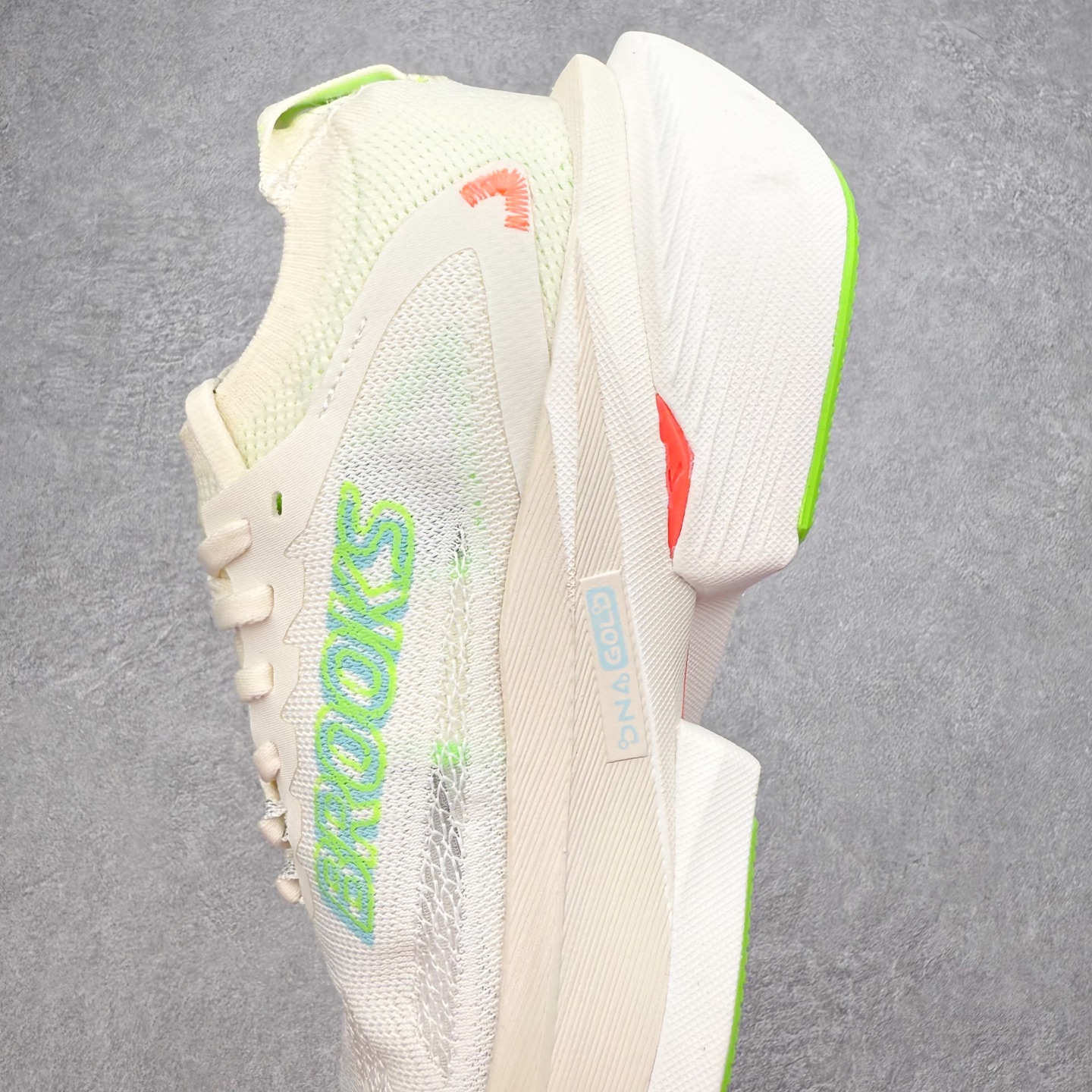 图片[7]-Brooks布鲁克斯 Hyperion Max 3 时尚舒适减震耐磨透气低帮跑步鞋 Brooks 四大跑鞋之一 百年品牌 跑鞋从外形上基本就能判断这是一款速度跑鞋 简洁干练的外形结构和极强的运动流线型看着非常有速度感 上脚的第一感觉是非常轻 美码9码的鞋单只206g不到 从个人偏好来说 200g左右的竞速鞋最具安全感 鞋面采用单层网布 很薄 前掌使用了大量开放式网眼 排气直接快速 透气性上乘 鞋舌也是轻量化设计 仅为一层麂皮 和脚背完美贴合 鞋舌中央有个防偏穿孔 从实际穿着来看 通常鞋舌都是外偏 如果是防偏穿孔位于中心 防偏效果其实并不十分有效 如果采用趋外侧的偏心设计更有效 鞋帮泡棉填充量不大 但非常紧凑 贴合舒适 包裹稳固 内置硬质TPU保证必要的稳定性 跑鞋中底采用的是DNA FLASH科技材料 DNA FLASH中底科技 是Brooks第一款将氮气注入中底的创新科技 主要原理是借助“超临界流体”发泡技术 将液态氮稳定的转化为气态氮 并使其均匀地形成无数紧密贴合的密闭式气囊结构 尺码：36 36.5 37.5 38 38.5 39 40 40.5 41 42 42.5 43 44 44.5 45-选品中心