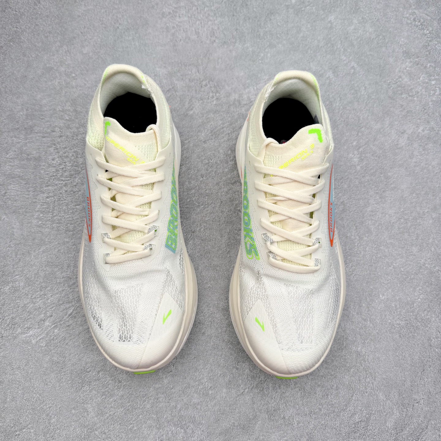 图片[2]-Brooks布鲁克斯 Hyperion Max 3 时尚舒适减震耐磨透气低帮跑步鞋 Brooks 四大跑鞋之一 百年品牌 跑鞋从外形上基本就能判断这是一款速度跑鞋 简洁干练的外形结构和极强的运动流线型看着非常有速度感 上脚的第一感觉是非常轻 美码9码的鞋单只206g不到 从个人偏好来说 200g左右的竞速鞋最具安全感 鞋面采用单层网布 很薄 前掌使用了大量开放式网眼 排气直接快速 透气性上乘 鞋舌也是轻量化设计 仅为一层麂皮 和脚背完美贴合 鞋舌中央有个防偏穿孔 从实际穿着来看 通常鞋舌都是外偏 如果是防偏穿孔位于中心 防偏效果其实并不十分有效 如果采用趋外侧的偏心设计更有效 鞋帮泡棉填充量不大 但非常紧凑 贴合舒适 包裹稳固 内置硬质TPU保证必要的稳定性 跑鞋中底采用的是DNA FLASH科技材料 DNA FLASH中底科技 是Brooks第一款将氮气注入中底的创新科技 主要原理是借助“超临界流体”发泡技术 将液态氮稳定的转化为气态氮 并使其均匀地形成无数紧密贴合的密闭式气囊结构 尺码：36 36.5 37.5 38 38.5 39 40 40.5 41 42 42.5 43 44 44.5 45-选品中心