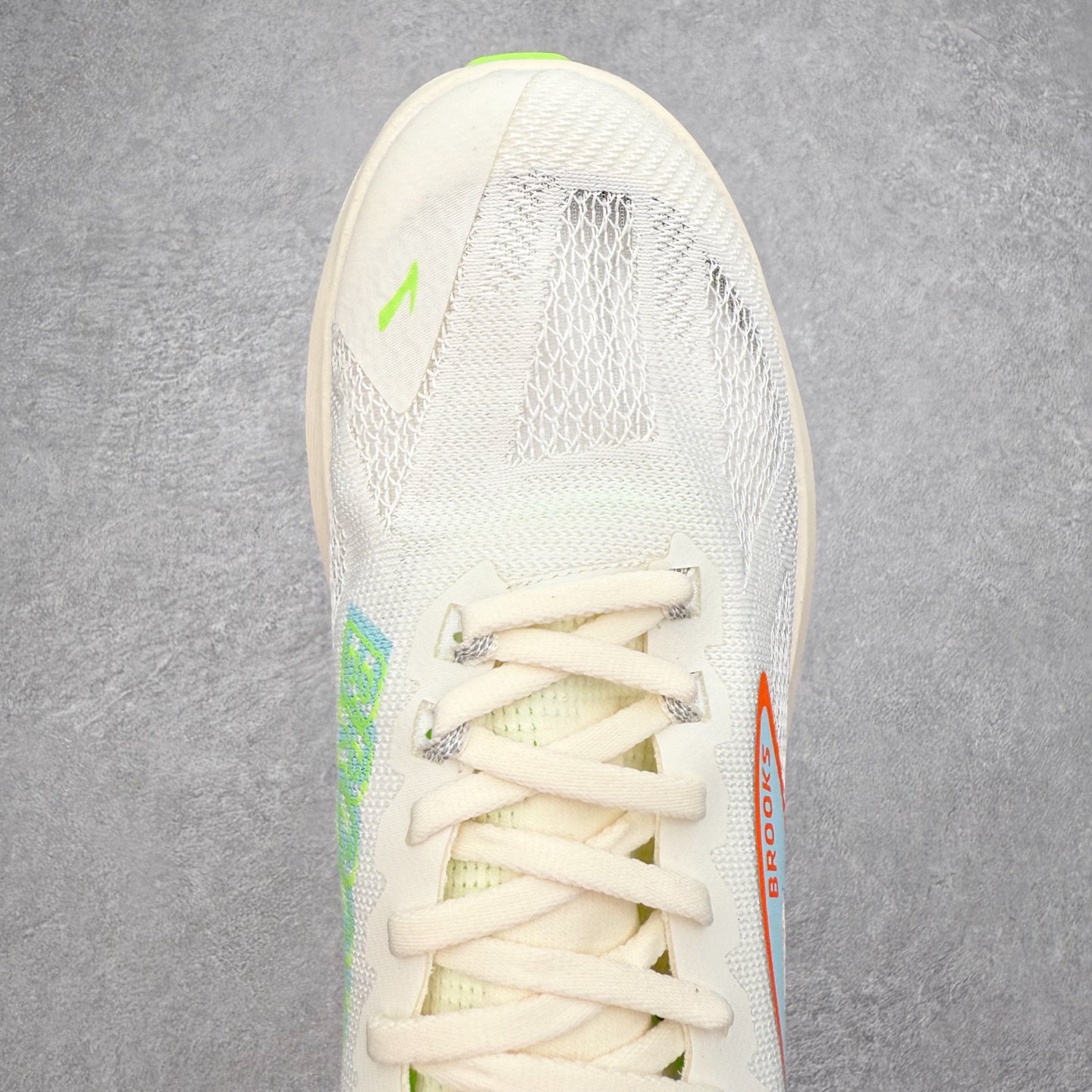 图片[4]-Brooks布鲁克斯 Hyperion Max 3 时尚舒适减震耐磨透气低帮跑步鞋 Brooks 四大跑鞋之一 百年品牌 跑鞋从外形上基本就能判断这是一款速度跑鞋 简洁干练的外形结构和极强的运动流线型看着非常有速度感 上脚的第一感觉是非常轻 美码9码的鞋单只206g不到 从个人偏好来说 200g左右的竞速鞋最具安全感 鞋面采用单层网布 很薄 前掌使用了大量开放式网眼 排气直接快速 透气性上乘 鞋舌也是轻量化设计 仅为一层麂皮 和脚背完美贴合 鞋舌中央有个防偏穿孔 从实际穿着来看 通常鞋舌都是外偏 如果是防偏穿孔位于中心 防偏效果其实并不十分有效 如果采用趋外侧的偏心设计更有效 鞋帮泡棉填充量不大 但非常紧凑 贴合舒适 包裹稳固 内置硬质TPU保证必要的稳定性 跑鞋中底采用的是DNA FLASH科技材料 DNA FLASH中底科技 是Brooks第一款将氮气注入中底的创新科技 主要原理是借助“超临界流体”发泡技术 将液态氮稳定的转化为气态氮 并使其均匀地形成无数紧密贴合的密闭式气囊结构 尺码：36 36.5 37.5 38 38.5 39 40 40.5 41 42 42.5 43 44 44.5 45-选品中心