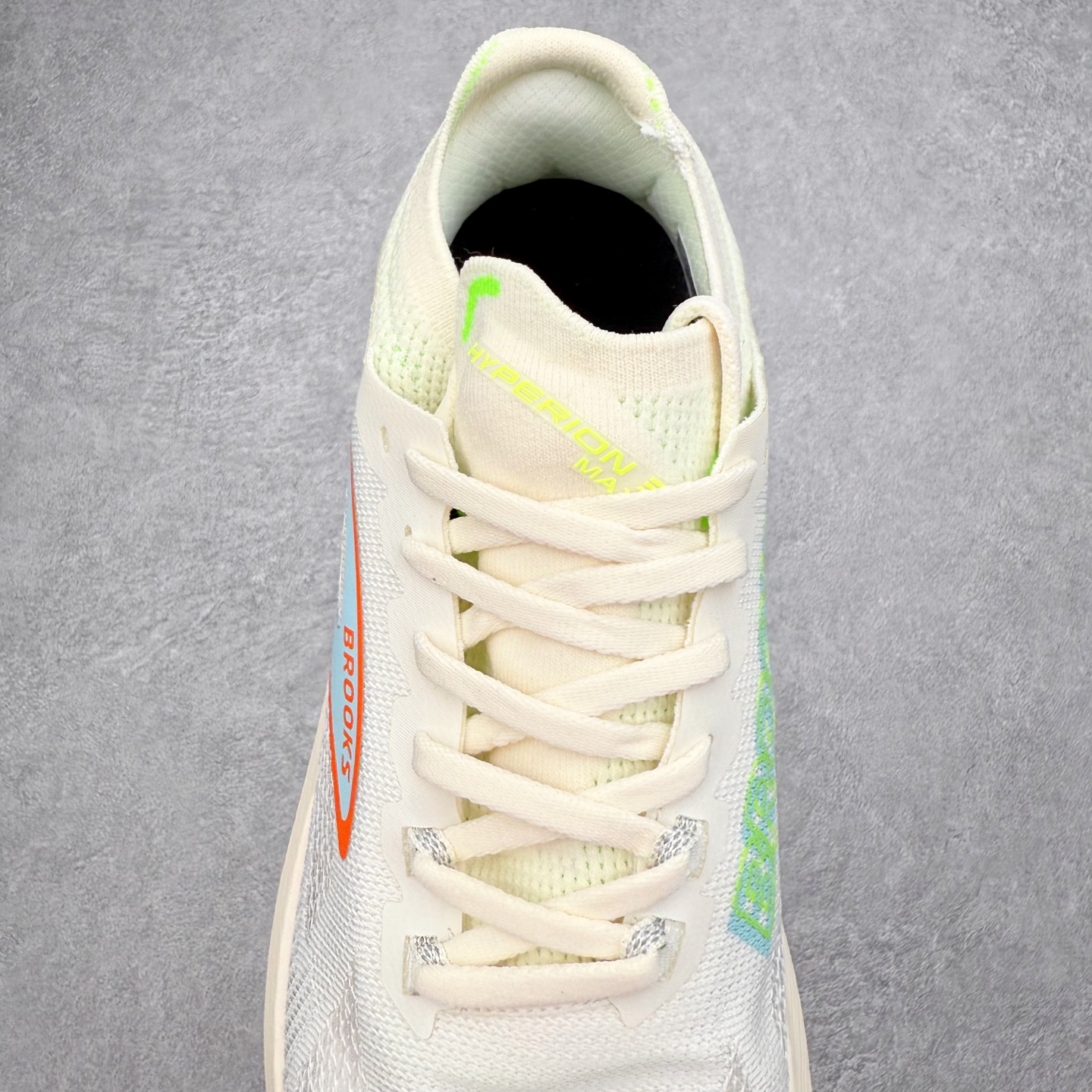 图片[5]-Brooks布鲁克斯 Hyperion Max 3 时尚舒适减震耐磨透气低帮跑步鞋 Brooks 四大跑鞋之一 百年品牌 跑鞋从外形上基本就能判断这是一款速度跑鞋 简洁干练的外形结构和极强的运动流线型看着非常有速度感 上脚的第一感觉是非常轻 美码9码的鞋单只206g不到 从个人偏好来说 200g左右的竞速鞋最具安全感 鞋面采用单层网布 很薄 前掌使用了大量开放式网眼 排气直接快速 透气性上乘 鞋舌也是轻量化设计 仅为一层麂皮 和脚背完美贴合 鞋舌中央有个防偏穿孔 从实际穿着来看 通常鞋舌都是外偏 如果是防偏穿孔位于中心 防偏效果其实并不十分有效 如果采用趋外侧的偏心设计更有效 鞋帮泡棉填充量不大 但非常紧凑 贴合舒适 包裹稳固 内置硬质TPU保证必要的稳定性 跑鞋中底采用的是DNA FLASH科技材料 DNA FLASH中底科技 是Brooks第一款将氮气注入中底的创新科技 主要原理是借助“超临界流体”发泡技术 将液态氮稳定的转化为气态氮 并使其均匀地形成无数紧密贴合的密闭式气囊结构 尺码：36 36.5 37.5 38 38.5 39 40 40.5 41 42 42.5 43 44 44.5 45-选品中心