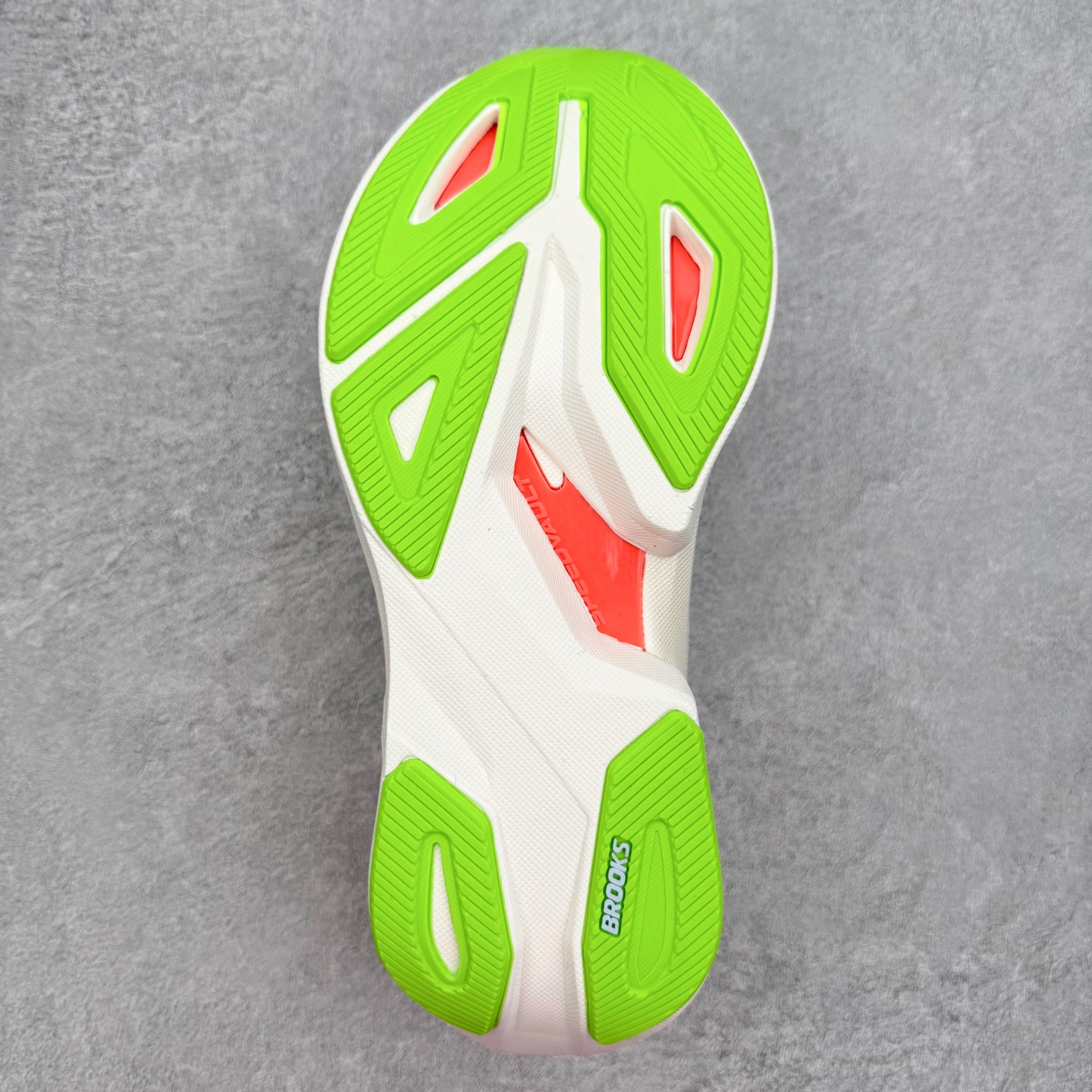 图片[9]-Brooks布鲁克斯 Hyperion Max 3 时尚舒适减震耐磨透气低帮跑步鞋 Brooks 四大跑鞋之一 百年品牌 跑鞋从外形上基本就能判断这是一款速度跑鞋 简洁干练的外形结构和极强的运动流线型看着非常有速度感 上脚的第一感觉是非常轻 美码9码的鞋单只206g不到 从个人偏好来说 200g左右的竞速鞋最具安全感 鞋面采用单层网布 很薄 前掌使用了大量开放式网眼 排气直接快速 透气性上乘 鞋舌也是轻量化设计 仅为一层麂皮 和脚背完美贴合 鞋舌中央有个防偏穿孔 从实际穿着来看 通常鞋舌都是外偏 如果是防偏穿孔位于中心 防偏效果其实并不十分有效 如果采用趋外侧的偏心设计更有效 鞋帮泡棉填充量不大 但非常紧凑 贴合舒适 包裹稳固 内置硬质TPU保证必要的稳定性 跑鞋中底采用的是DNA FLASH科技材料 DNA FLASH中底科技 是Brooks第一款将氮气注入中底的创新科技 主要原理是借助“超临界流体”发泡技术 将液态氮稳定的转化为气态氮 并使其均匀地形成无数紧密贴合的密闭式气囊结构 尺码：36 36.5 37.5 38 38.5 39 40 40.5 41 42 42.5 43 44 44.5 45-选品中心