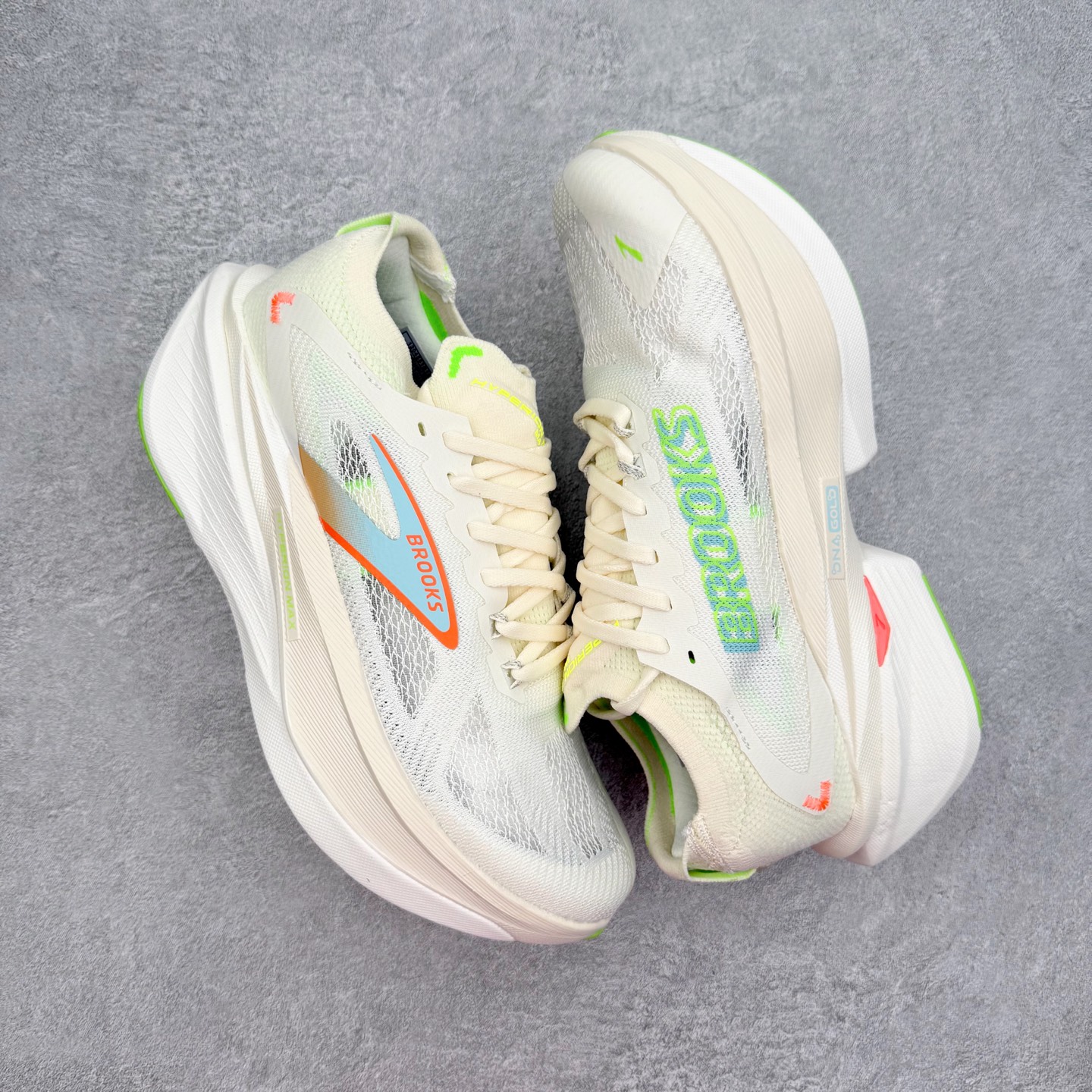 图片[3]-Brooks布鲁克斯 Hyperion Max 3 时尚舒适减震耐磨透气低帮跑步鞋 Brooks 四大跑鞋之一 百年品牌 跑鞋从外形上基本就能判断这是一款速度跑鞋 简洁干练的外形结构和极强的运动流线型看着非常有速度感 上脚的第一感觉是非常轻 美码9码的鞋单只206g不到 从个人偏好来说 200g左右的竞速鞋最具安全感 鞋面采用单层网布 很薄 前掌使用了大量开放式网眼 排气直接快速 透气性上乘 鞋舌也是轻量化设计 仅为一层麂皮 和脚背完美贴合 鞋舌中央有个防偏穿孔 从实际穿着来看 通常鞋舌都是外偏 如果是防偏穿孔位于中心 防偏效果其实并不十分有效 如果采用趋外侧的偏心设计更有效 鞋帮泡棉填充量不大 但非常紧凑 贴合舒适 包裹稳固 内置硬质TPU保证必要的稳定性 跑鞋中底采用的是DNA FLASH科技材料 DNA FLASH中底科技 是Brooks第一款将氮气注入中底的创新科技 主要原理是借助“超临界流体”发泡技术 将液态氮稳定的转化为气态氮 并使其均匀地形成无数紧密贴合的密闭式气囊结构 尺码：36 36.5 37.5 38 38.5 39 40 40.5 41 42 42.5 43 44 44.5 45-选品中心