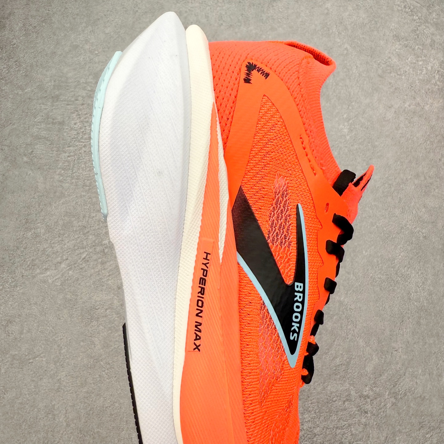 图片[6]-Brooks布鲁克斯 Hyperion Max 3 时尚舒适减震耐磨透气低帮跑步鞋 Brooks 四大跑鞋之一 百年品牌 跑鞋从外形上基本就能判断这是一款速度跑鞋 简洁干练的外形结构和极强的运动流线型看着非常有速度感 上脚的第一感觉是非常轻 美码9码的鞋单只206g不到 从个人偏好来说 200g左右的竞速鞋最具安全感 鞋面采用单层网布 很薄 前掌使用了大量开放式网眼 排气直接快速 透气性上乘 鞋舌也是轻量化设计 仅为一层麂皮 和脚背完美贴合 鞋舌中央有个防偏穿孔 从实际穿着来看 通常鞋舌都是外偏 如果是防偏穿孔位于中心 防偏效果其实并不十分有效 如果采用趋外侧的偏心设计更有效 鞋帮泡棉填充量不大 但非常紧凑 贴合舒适 包裹稳固 内置硬质TPU保证必要的稳定性 跑鞋中底采用的是DNA FLASH科技材料 DNA FLASH中底科技 是Brooks第一款将氮气注入中底的创新科技 主要原理是借助“超临界流体”发泡技术 将液态氮稳定的转化为气态氮 并使其均匀地形成无数紧密贴合的密闭式气囊结构 尺码：36 36.5 37.5 38 38.5 39 40 40.5 41 42 42.5 43 44 44.5 45-选品中心