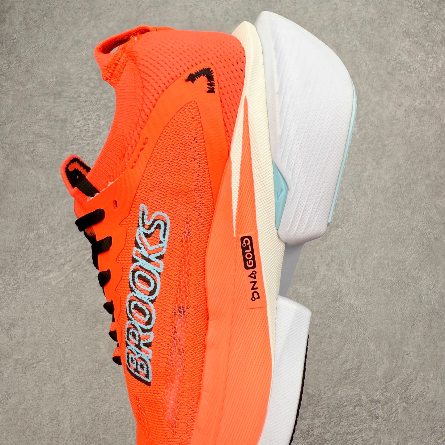 图片[7]-Brooks布鲁克斯 Hyperion Max 3 时尚舒适减震耐磨透气低帮跑步鞋 Brooks 四大跑鞋之一 百年品牌 跑鞋从外形上基本就能判断这是一款速度跑鞋 简洁干练的外形结构和极强的运动流线型看着非常有速度感 上脚的第一感觉是非常轻 美码9码的鞋单只206g不到 从个人偏好来说 200g左右的竞速鞋最具安全感 鞋面采用单层网布 很薄 前掌使用了大量开放式网眼 排气直接快速 透气性上乘 鞋舌也是轻量化设计 仅为一层麂皮 和脚背完美贴合 鞋舌中央有个防偏穿孔 从实际穿着来看 通常鞋舌都是外偏 如果是防偏穿孔位于中心 防偏效果其实并不十分有效 如果采用趋外侧的偏心设计更有效 鞋帮泡棉填充量不大 但非常紧凑 贴合舒适 包裹稳固 内置硬质TPU保证必要的稳定性 跑鞋中底采用的是DNA FLASH科技材料 DNA FLASH中底科技 是Brooks第一款将氮气注入中底的创新科技 主要原理是借助“超临界流体”发泡技术 将液态氮稳定的转化为气态氮 并使其均匀地形成无数紧密贴合的密闭式气囊结构 尺码：36 36.5 37.5 38 38.5 39 40 40.5 41 42 42.5 43 44 44.5 45-选品中心