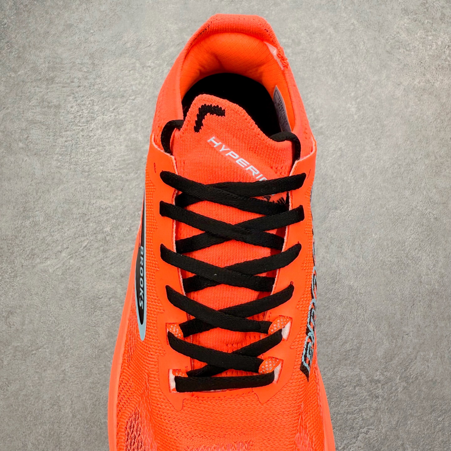 图片[5]-Brooks布鲁克斯 Hyperion Max 3 时尚舒适减震耐磨透气低帮跑步鞋 Brooks 四大跑鞋之一 百年品牌 跑鞋从外形上基本就能判断这是一款速度跑鞋 简洁干练的外形结构和极强的运动流线型看着非常有速度感 上脚的第一感觉是非常轻 美码9码的鞋单只206g不到 从个人偏好来说 200g左右的竞速鞋最具安全感 鞋面采用单层网布 很薄 前掌使用了大量开放式网眼 排气直接快速 透气性上乘 鞋舌也是轻量化设计 仅为一层麂皮 和脚背完美贴合 鞋舌中央有个防偏穿孔 从实际穿着来看 通常鞋舌都是外偏 如果是防偏穿孔位于中心 防偏效果其实并不十分有效 如果采用趋外侧的偏心设计更有效 鞋帮泡棉填充量不大 但非常紧凑 贴合舒适 包裹稳固 内置硬质TPU保证必要的稳定性 跑鞋中底采用的是DNA FLASH科技材料 DNA FLASH中底科技 是Brooks第一款将氮气注入中底的创新科技 主要原理是借助“超临界流体”发泡技术 将液态氮稳定的转化为气态氮 并使其均匀地形成无数紧密贴合的密闭式气囊结构 尺码：36 36.5 37.5 38 38.5 39 40 40.5 41 42 42.5 43 44 44.5 45-选品中心