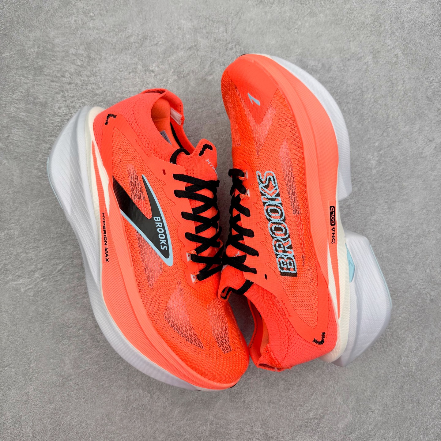 图片[3]-Brooks布鲁克斯 Hyperion Max 3 时尚舒适减震耐磨透气低帮跑步鞋 Brooks 四大跑鞋之一 百年品牌 跑鞋从外形上基本就能判断这是一款速度跑鞋 简洁干练的外形结构和极强的运动流线型看着非常有速度感 上脚的第一感觉是非常轻 美码9码的鞋单只206g不到 从个人偏好来说 200g左右的竞速鞋最具安全感 鞋面采用单层网布 很薄 前掌使用了大量开放式网眼 排气直接快速 透气性上乘 鞋舌也是轻量化设计 仅为一层麂皮 和脚背完美贴合 鞋舌中央有个防偏穿孔 从实际穿着来看 通常鞋舌都是外偏 如果是防偏穿孔位于中心 防偏效果其实并不十分有效 如果采用趋外侧的偏心设计更有效 鞋帮泡棉填充量不大 但非常紧凑 贴合舒适 包裹稳固 内置硬质TPU保证必要的稳定性 跑鞋中底采用的是DNA FLASH科技材料 DNA FLASH中底科技 是Brooks第一款将氮气注入中底的创新科技 主要原理是借助“超临界流体”发泡技术 将液态氮稳定的转化为气态氮 并使其均匀地形成无数紧密贴合的密闭式气囊结构 尺码：36 36.5 37.5 38 38.5 39 40 40.5 41 42 42.5 43 44 44.5 45-选品中心