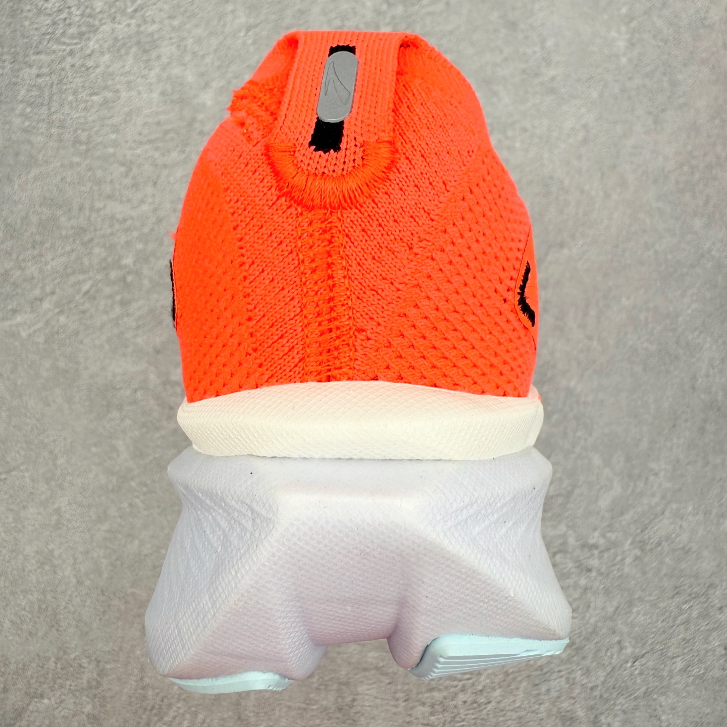 图片[8]-Brooks布鲁克斯 Hyperion Max 3 时尚舒适减震耐磨透气低帮跑步鞋 Brooks 四大跑鞋之一 百年品牌 跑鞋从外形上基本就能判断这是一款速度跑鞋 简洁干练的外形结构和极强的运动流线型看着非常有速度感 上脚的第一感觉是非常轻 美码9码的鞋单只206g不到 从个人偏好来说 200g左右的竞速鞋最具安全感 鞋面采用单层网布 很薄 前掌使用了大量开放式网眼 排气直接快速 透气性上乘 鞋舌也是轻量化设计 仅为一层麂皮 和脚背完美贴合 鞋舌中央有个防偏穿孔 从实际穿着来看 通常鞋舌都是外偏 如果是防偏穿孔位于中心 防偏效果其实并不十分有效 如果采用趋外侧的偏心设计更有效 鞋帮泡棉填充量不大 但非常紧凑 贴合舒适 包裹稳固 内置硬质TPU保证必要的稳定性 跑鞋中底采用的是DNA FLASH科技材料 DNA FLASH中底科技 是Brooks第一款将氮气注入中底的创新科技 主要原理是借助“超临界流体”发泡技术 将液态氮稳定的转化为气态氮 并使其均匀地形成无数紧密贴合的密闭式气囊结构 尺码：36 36.5 37.5 38 38.5 39 40 40.5 41 42 42.5 43 44 44.5 45-选品中心