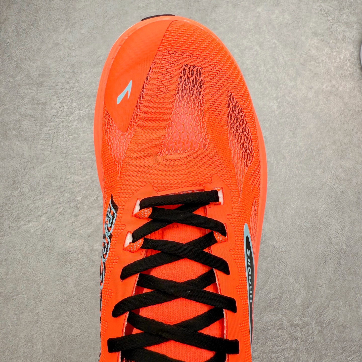 图片[4]-Brooks布鲁克斯 Hyperion Max 3 时尚舒适减震耐磨透气低帮跑步鞋 Brooks 四大跑鞋之一 百年品牌 跑鞋从外形上基本就能判断这是一款速度跑鞋 简洁干练的外形结构和极强的运动流线型看着非常有速度感 上脚的第一感觉是非常轻 美码9码的鞋单只206g不到 从个人偏好来说 200g左右的竞速鞋最具安全感 鞋面采用单层网布 很薄 前掌使用了大量开放式网眼 排气直接快速 透气性上乘 鞋舌也是轻量化设计 仅为一层麂皮 和脚背完美贴合 鞋舌中央有个防偏穿孔 从实际穿着来看 通常鞋舌都是外偏 如果是防偏穿孔位于中心 防偏效果其实并不十分有效 如果采用趋外侧的偏心设计更有效 鞋帮泡棉填充量不大 但非常紧凑 贴合舒适 包裹稳固 内置硬质TPU保证必要的稳定性 跑鞋中底采用的是DNA FLASH科技材料 DNA FLASH中底科技 是Brooks第一款将氮气注入中底的创新科技 主要原理是借助“超临界流体”发泡技术 将液态氮稳定的转化为气态氮 并使其均匀地形成无数紧密贴合的密闭式气囊结构 尺码：36 36.5 37.5 38 38.5 39 40 40.5 41 42 42.5 43 44 44.5 45-选品中心