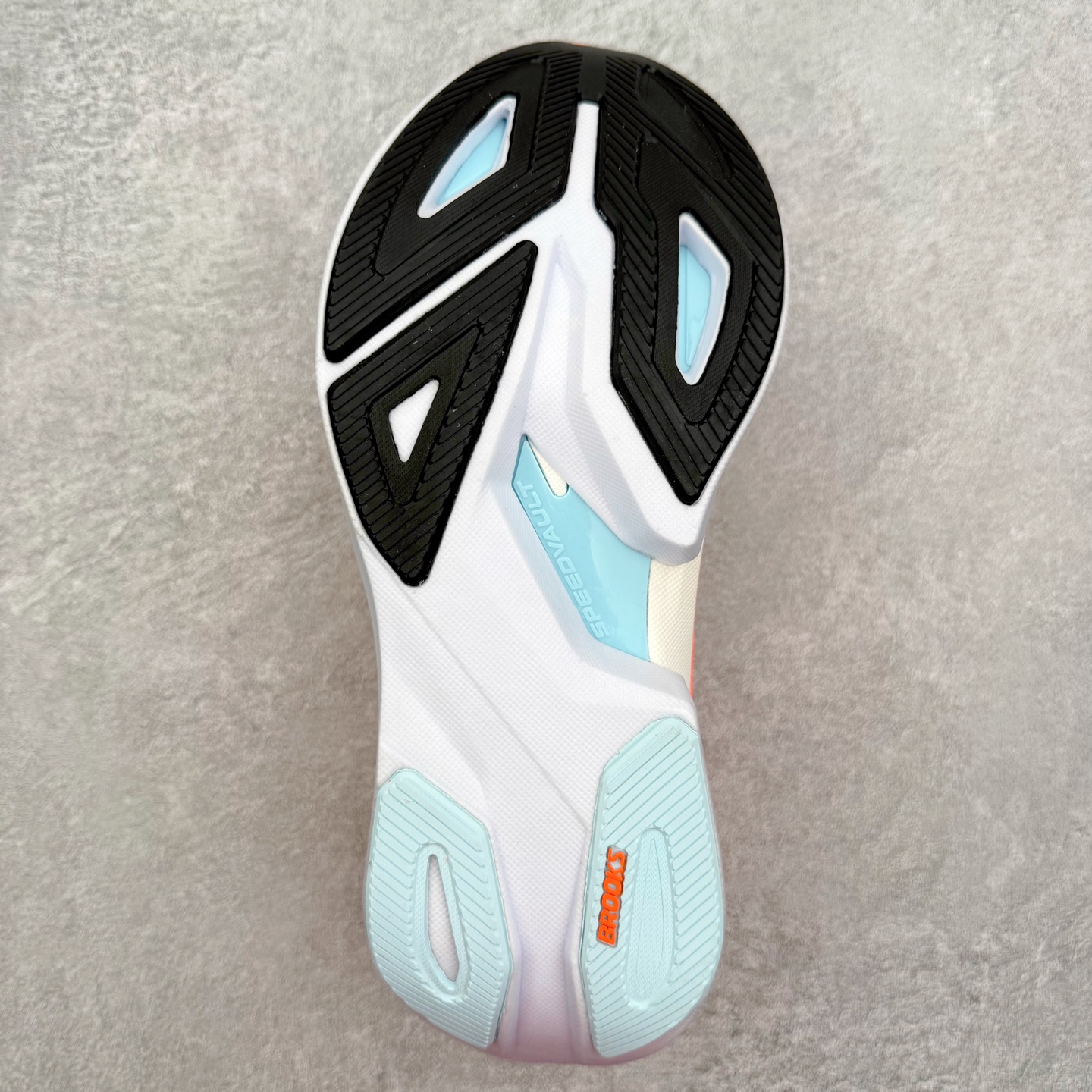 图片[9]-Brooks布鲁克斯 Hyperion Max 3 时尚舒适减震耐磨透气低帮跑步鞋 Brooks 四大跑鞋之一 百年品牌 跑鞋从外形上基本就能判断这是一款速度跑鞋 简洁干练的外形结构和极强的运动流线型看着非常有速度感 上脚的第一感觉是非常轻 美码9码的鞋单只206g不到 从个人偏好来说 200g左右的竞速鞋最具安全感 鞋面采用单层网布 很薄 前掌使用了大量开放式网眼 排气直接快速 透气性上乘 鞋舌也是轻量化设计 仅为一层麂皮 和脚背完美贴合 鞋舌中央有个防偏穿孔 从实际穿着来看 通常鞋舌都是外偏 如果是防偏穿孔位于中心 防偏效果其实并不十分有效 如果采用趋外侧的偏心设计更有效 鞋帮泡棉填充量不大 但非常紧凑 贴合舒适 包裹稳固 内置硬质TPU保证必要的稳定性 跑鞋中底采用的是DNA FLASH科技材料 DNA FLASH中底科技 是Brooks第一款将氮气注入中底的创新科技 主要原理是借助“超临界流体”发泡技术 将液态氮稳定的转化为气态氮 并使其均匀地形成无数紧密贴合的密闭式气囊结构 尺码：36 36.5 37.5 38 38.5 39 40 40.5 41 42 42.5 43 44 44.5 45-选品中心