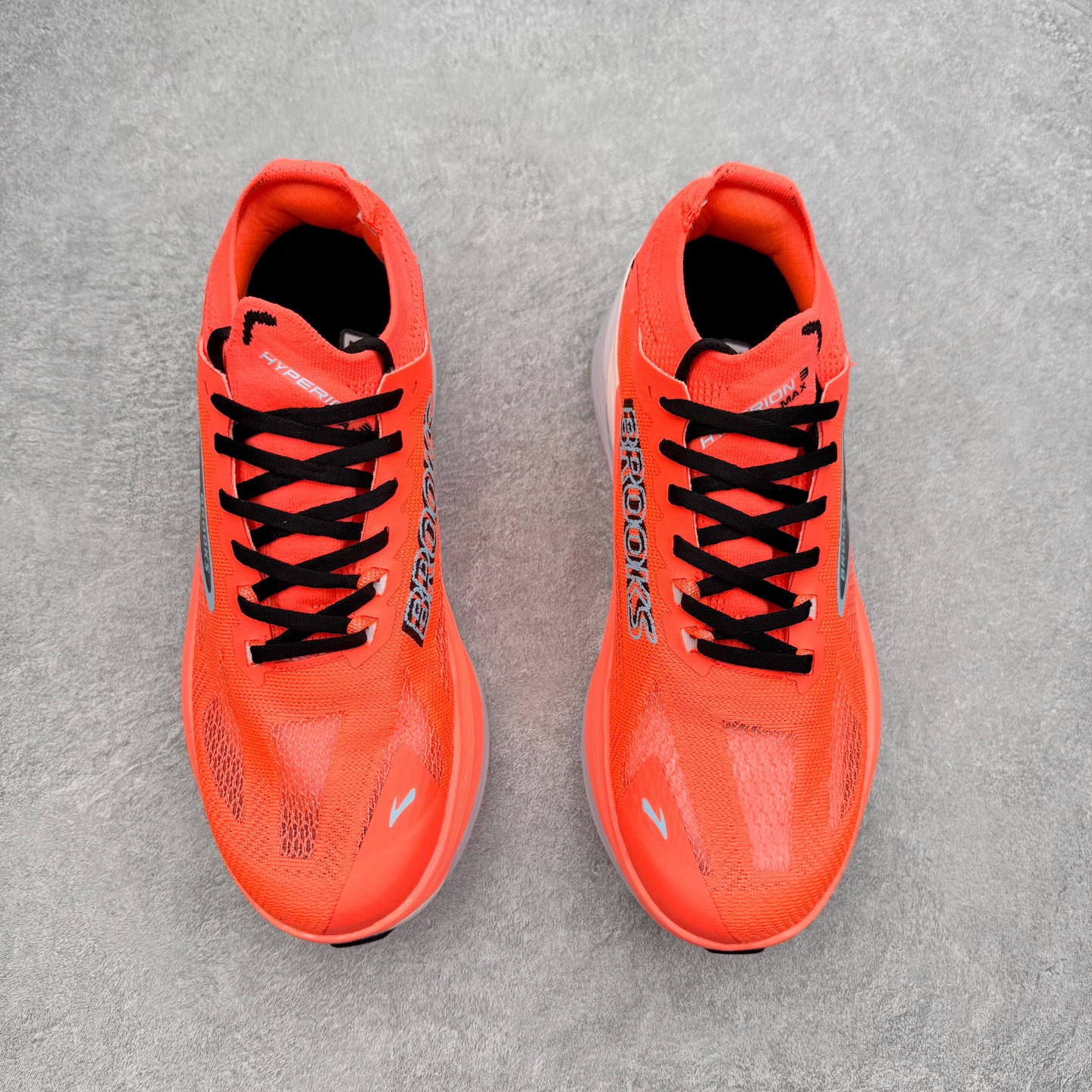 图片[2]-Brooks布鲁克斯 Hyperion Max 3 时尚舒适减震耐磨透气低帮跑步鞋 Brooks 四大跑鞋之一 百年品牌 跑鞋从外形上基本就能判断这是一款速度跑鞋 简洁干练的外形结构和极强的运动流线型看着非常有速度感 上脚的第一感觉是非常轻 美码9码的鞋单只206g不到 从个人偏好来说 200g左右的竞速鞋最具安全感 鞋面采用单层网布 很薄 前掌使用了大量开放式网眼 排气直接快速 透气性上乘 鞋舌也是轻量化设计 仅为一层麂皮 和脚背完美贴合 鞋舌中央有个防偏穿孔 从实际穿着来看 通常鞋舌都是外偏 如果是防偏穿孔位于中心 防偏效果其实并不十分有效 如果采用趋外侧的偏心设计更有效 鞋帮泡棉填充量不大 但非常紧凑 贴合舒适 包裹稳固 内置硬质TPU保证必要的稳定性 跑鞋中底采用的是DNA FLASH科技材料 DNA FLASH中底科技 是Brooks第一款将氮气注入中底的创新科技 主要原理是借助“超临界流体”发泡技术 将液态氮稳定的转化为气态氮 并使其均匀地形成无数紧密贴合的密闭式气囊结构 尺码：36 36.5 37.5 38 38.5 39 40 40.5 41 42 42.5 43 44 44.5 45-选品中心