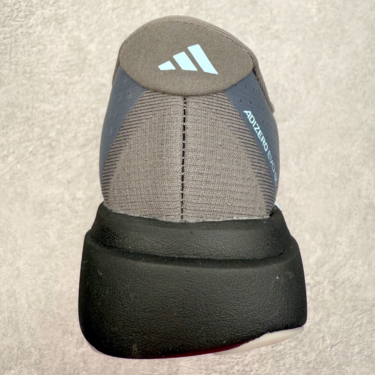 图片[8]-AD Adizero EVO SL 马拉松竞速专业跑鞋 CELERMESH针织网面非常轻薄 纤维间的缝隙很大 可以保证跑步时的透气、排汗效果 鞋舌直接与两侧的内衬和鞋底连接在一起 在跑步过程中不会被鞋舌的左右移动所困扰 在标准鞋带孔的基础上再拓宽一组鞋带孔 适合不同脚型的需求 突破性 EnergyRods 技术，有助于跑者实现更好的成绩 中底独特的LIGHTSTRIKE PRO泡棉材质 微弹感觉在跑步过程中给予了良好的支撑体验 对于顶级精英和高水平进阶跑者来说 ADIOS PRO是一双值得信赖的竞速比赛用鞋 尺码：36 36.5 37.5 38 38.5 39 40 40.5 41 42 42.5 43 44 44.5 45-选品中心