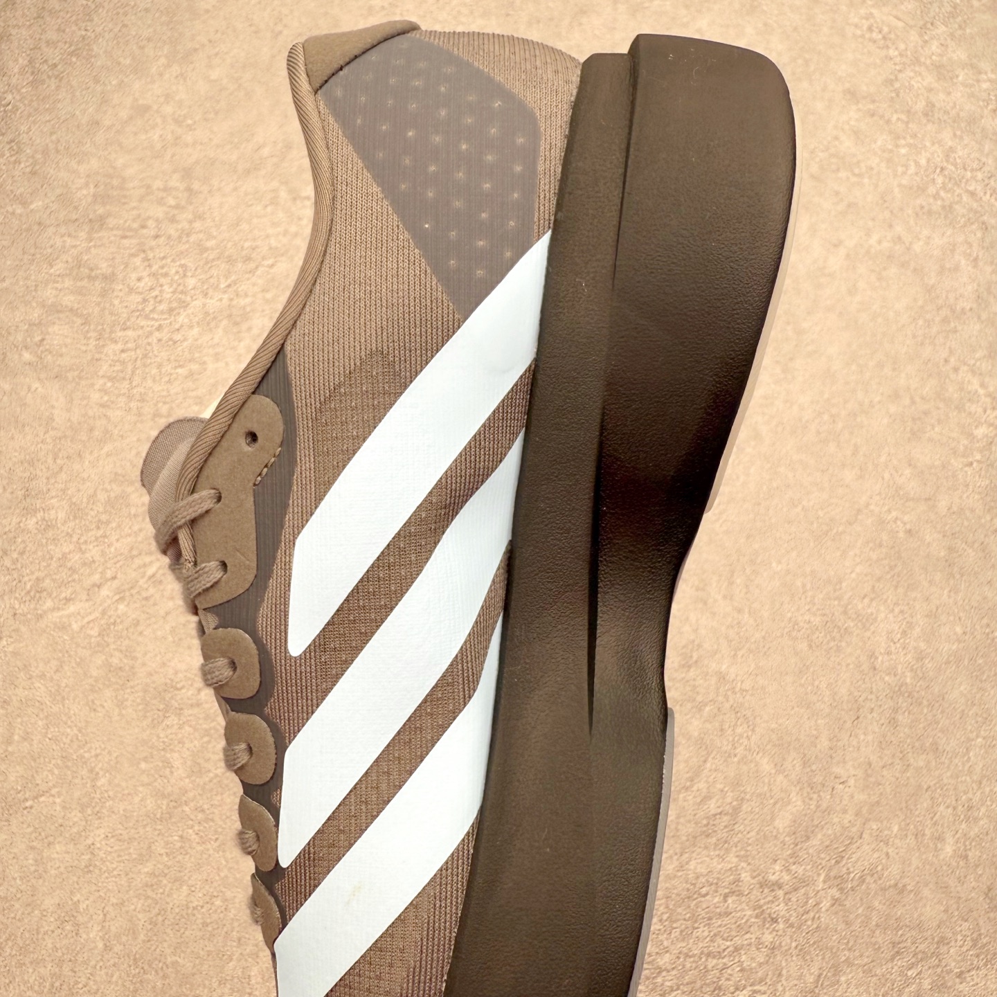 图片[7]-AD Adizero EVO SL 马拉松竞速专业跑鞋 CELERMESH针织网面非常轻薄 纤维间的缝隙很大 可以保证跑步时的透气、排汗效果 鞋舌直接与两侧的内衬和鞋底连接在一起 在跑步过程中不会被鞋舌的左右移动所困扰 在标准鞋带孔的基础上再拓宽一组鞋带孔 适合不同脚型的需求 突破性 EnergyRods 技术，有助于跑者实现更好的成绩 中底独特的LIGHTSTRIKE PRO泡棉材质 微弹感觉在跑步过程中给予了良好的支撑体验 对于顶级精英和高水平进阶跑者来说 ADIOS PRO是一双值得信赖的竞速比赛用鞋 尺码：36 36.5 37.5 38 38.5 39 40 40.5 41 42 42.5 43 44 44.5 45-选品中心