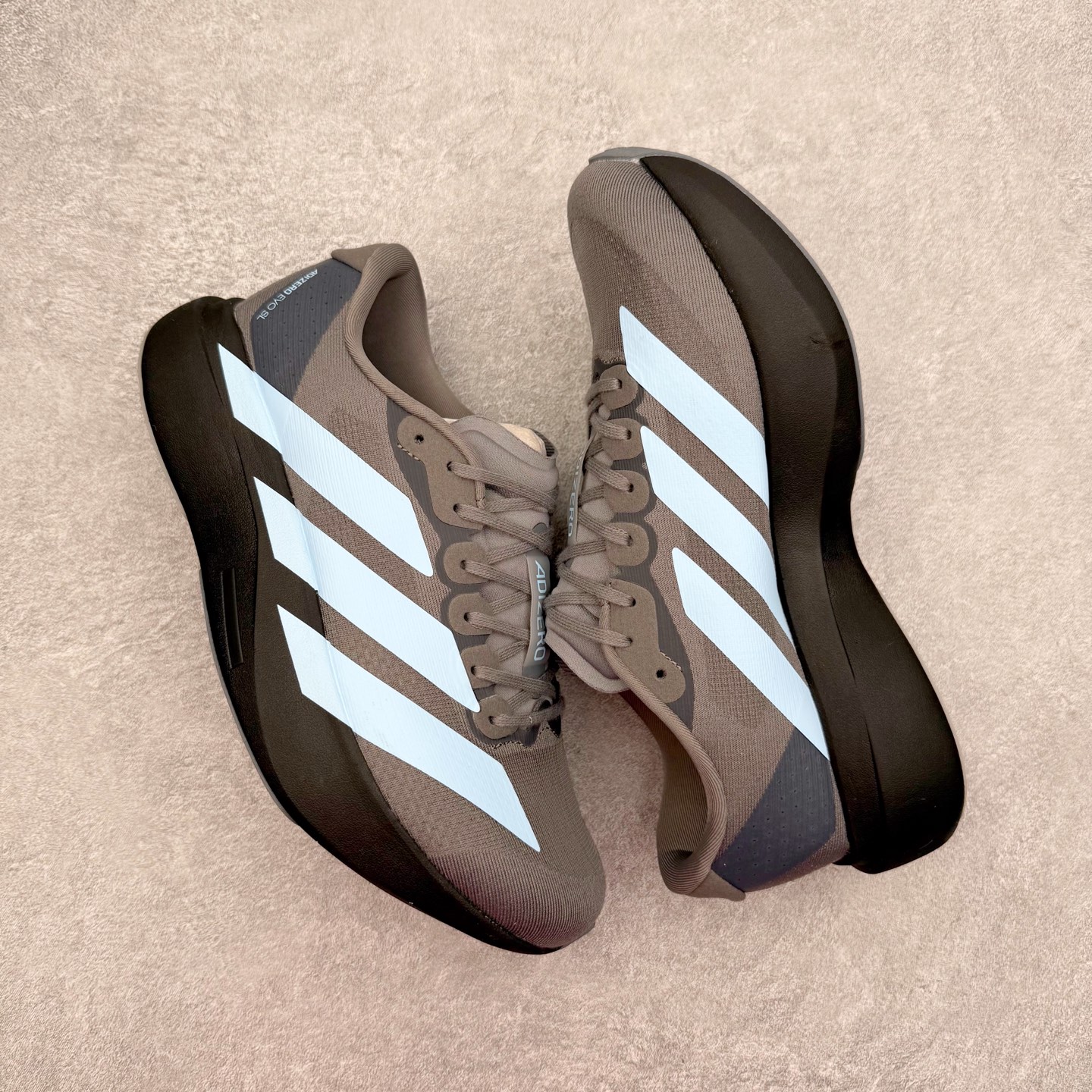 图片[3]-AD Adizero EVO SL 马拉松竞速专业跑鞋 CELERMESH针织网面非常轻薄 纤维间的缝隙很大 可以保证跑步时的透气、排汗效果 鞋舌直接与两侧的内衬和鞋底连接在一起 在跑步过程中不会被鞋舌的左右移动所困扰 在标准鞋带孔的基础上再拓宽一组鞋带孔 适合不同脚型的需求 突破性 EnergyRods 技术，有助于跑者实现更好的成绩 中底独特的LIGHTSTRIKE PRO泡棉材质 微弹感觉在跑步过程中给予了良好的支撑体验 对于顶级精英和高水平进阶跑者来说 ADIOS PRO是一双值得信赖的竞速比赛用鞋 尺码：36 36.5 37.5 38 38.5 39 40 40.5 41 42 42.5 43 44 44.5 45-选品中心