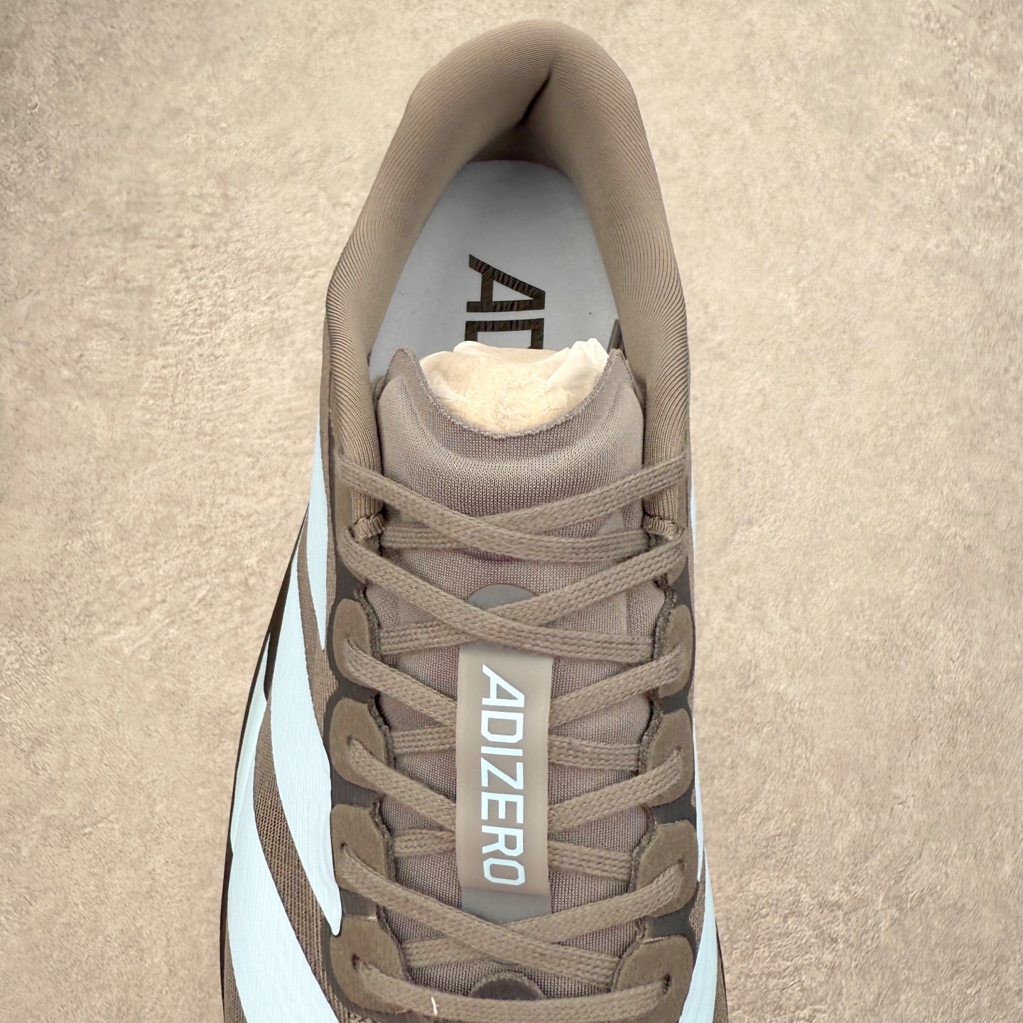 图片[5]-AD Adizero EVO SL 马拉松竞速专业跑鞋 CELERMESH针织网面非常轻薄 纤维间的缝隙很大 可以保证跑步时的透气、排汗效果 鞋舌直接与两侧的内衬和鞋底连接在一起 在跑步过程中不会被鞋舌的左右移动所困扰 在标准鞋带孔的基础上再拓宽一组鞋带孔 适合不同脚型的需求 突破性 EnergyRods 技术，有助于跑者实现更好的成绩 中底独特的LIGHTSTRIKE PRO泡棉材质 微弹感觉在跑步过程中给予了良好的支撑体验 对于顶级精英和高水平进阶跑者来说 ADIOS PRO是一双值得信赖的竞速比赛用鞋 尺码：36 36.5 37.5 38 38.5 39 40 40.5 41 42 42.5 43 44 44.5 45-选品中心