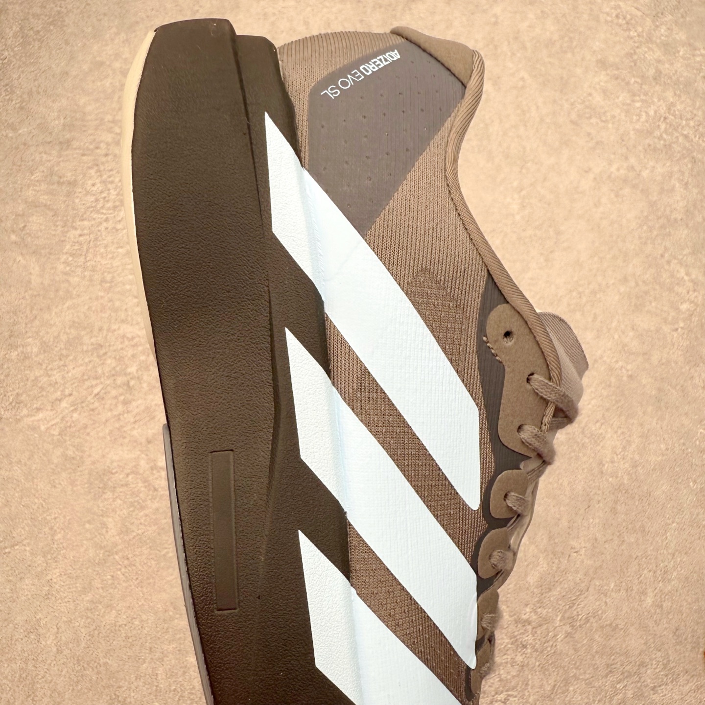 图片[6]-AD Adizero EVO SL 马拉松竞速专业跑鞋 CELERMESH针织网面非常轻薄 纤维间的缝隙很大 可以保证跑步时的透气、排汗效果 鞋舌直接与两侧的内衬和鞋底连接在一起 在跑步过程中不会被鞋舌的左右移动所困扰 在标准鞋带孔的基础上再拓宽一组鞋带孔 适合不同脚型的需求 突破性 EnergyRods 技术，有助于跑者实现更好的成绩 中底独特的LIGHTSTRIKE PRO泡棉材质 微弹感觉在跑步过程中给予了良好的支撑体验 对于顶级精英和高水平进阶跑者来说 ADIOS PRO是一双值得信赖的竞速比赛用鞋 尺码：36 36.5 37.5 38 38.5 39 40 40.5 41 42 42.5 43 44 44.5 45-选品中心