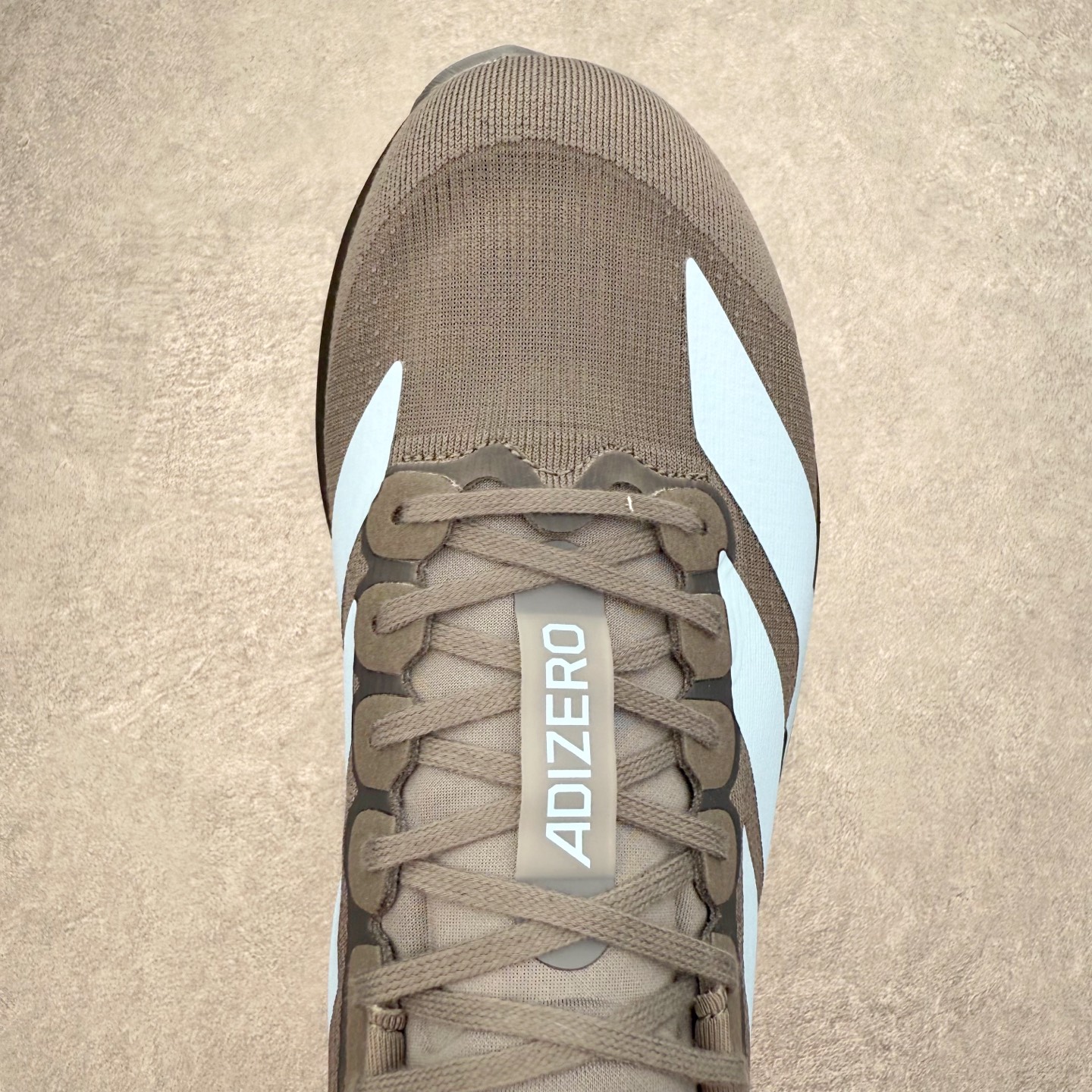 图片[4]-AD Adizero EVO SL 马拉松竞速专业跑鞋 CELERMESH针织网面非常轻薄 纤维间的缝隙很大 可以保证跑步时的透气、排汗效果 鞋舌直接与两侧的内衬和鞋底连接在一起 在跑步过程中不会被鞋舌的左右移动所困扰 在标准鞋带孔的基础上再拓宽一组鞋带孔 适合不同脚型的需求 突破性 EnergyRods 技术，有助于跑者实现更好的成绩 中底独特的LIGHTSTRIKE PRO泡棉材质 微弹感觉在跑步过程中给予了良好的支撑体验 对于顶级精英和高水平进阶跑者来说 ADIOS PRO是一双值得信赖的竞速比赛用鞋 尺码：36 36.5 37.5 38 38.5 39 40 40.5 41 42 42.5 43 44 44.5 45-选品中心