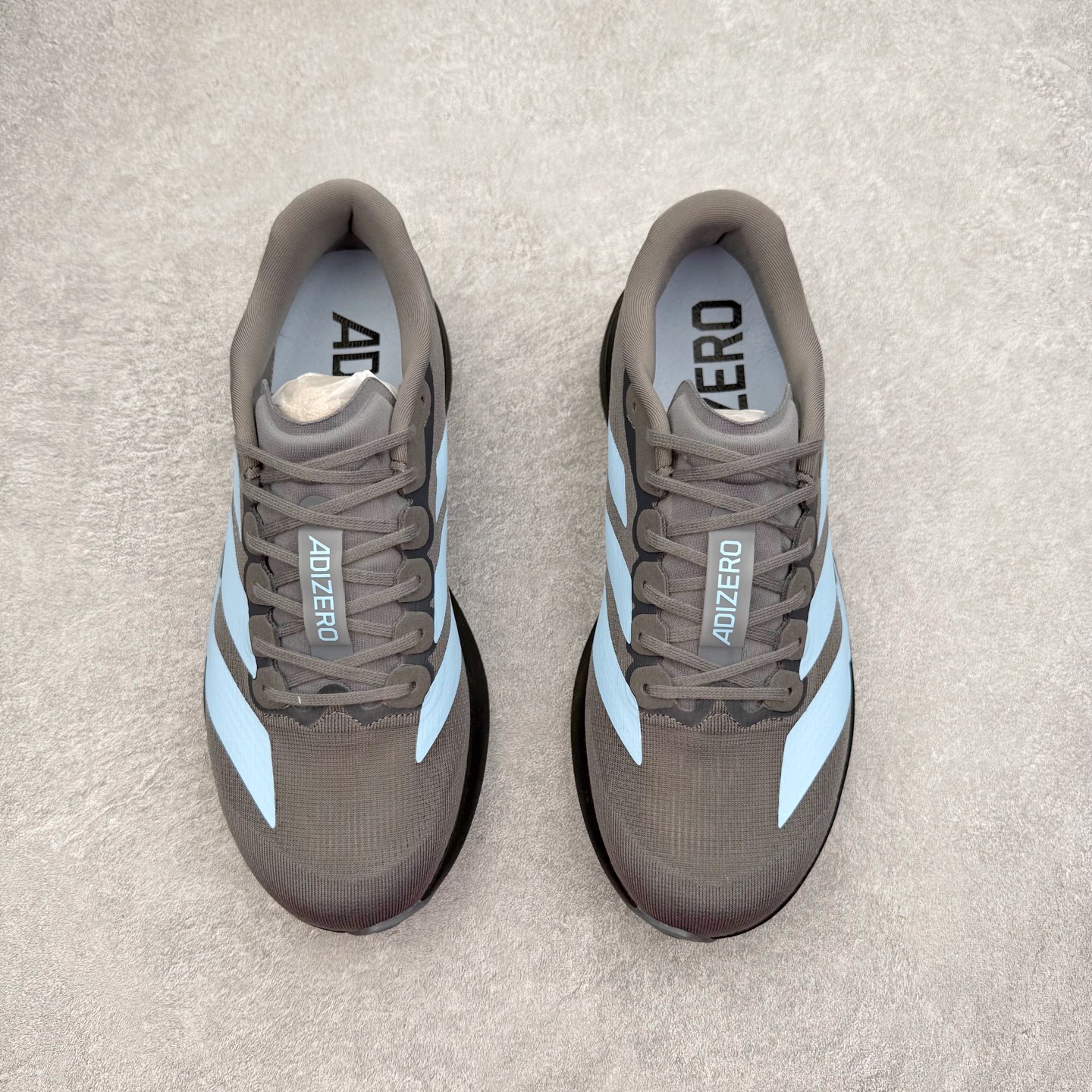 图片[2]-AD Adizero EVO SL 马拉松竞速专业跑鞋 CELERMESH针织网面非常轻薄 纤维间的缝隙很大 可以保证跑步时的透气、排汗效果 鞋舌直接与两侧的内衬和鞋底连接在一起 在跑步过程中不会被鞋舌的左右移动所困扰 在标准鞋带孔的基础上再拓宽一组鞋带孔 适合不同脚型的需求 突破性 EnergyRods 技术，有助于跑者实现更好的成绩 中底独特的LIGHTSTRIKE PRO泡棉材质 微弹感觉在跑步过程中给予了良好的支撑体验 对于顶级精英和高水平进阶跑者来说 ADIOS PRO是一双值得信赖的竞速比赛用鞋 尺码：36 36.5 37.5 38 38.5 39 40 40.5 41 42 42.5 43 44 44.5 45-选品中心