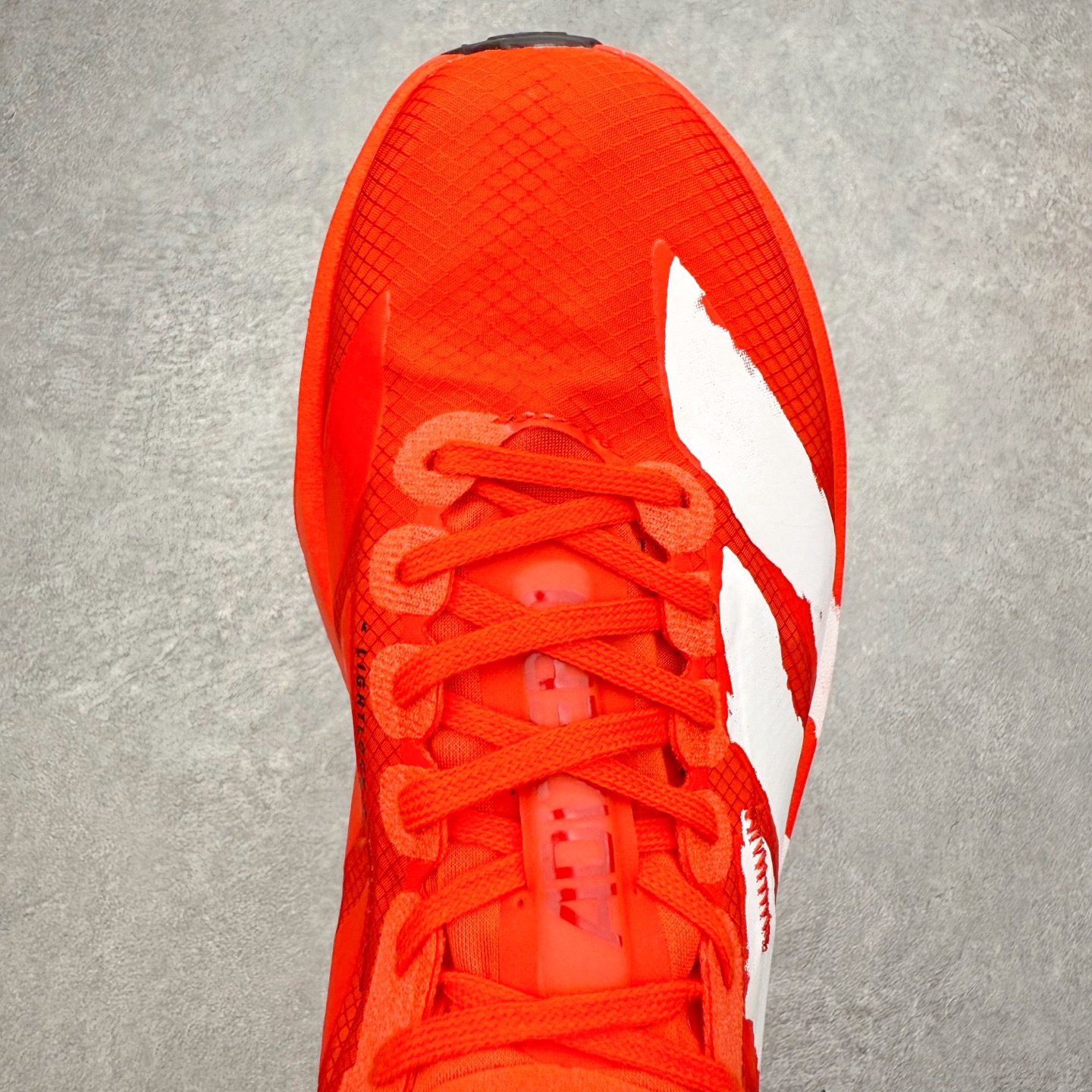 图片[4]-AD Adizero Adios Pro 4 马拉松竞速专业跑鞋 JR6659 CELERMESH针织网面非常轻薄 纤维间的缝隙很大 可以保证跑步时的透气、排汗效果 鞋舌直接与两侧的内衬和鞋底连接在一起 在跑步过程中不会被鞋舌的左右移动所困扰 在标准鞋带孔的基础上再拓宽一组鞋带孔 适合不同脚型的需求 突破性 EnergyRods 技术，有助于跑者实现更好的成绩 中底独特的LIGHTSTRIKE PRO泡棉材质 微弹感觉在跑步过程中给予了良好的支撑体验 对于顶级精英和高水平进阶跑者来说 ADIOS PRO是一双值得信赖的竞速比赛用鞋 尺码：36 36.5 37.5 38 38.5 39 40 40.5 41 42 42.5 43 44 44.5 45-选品中心