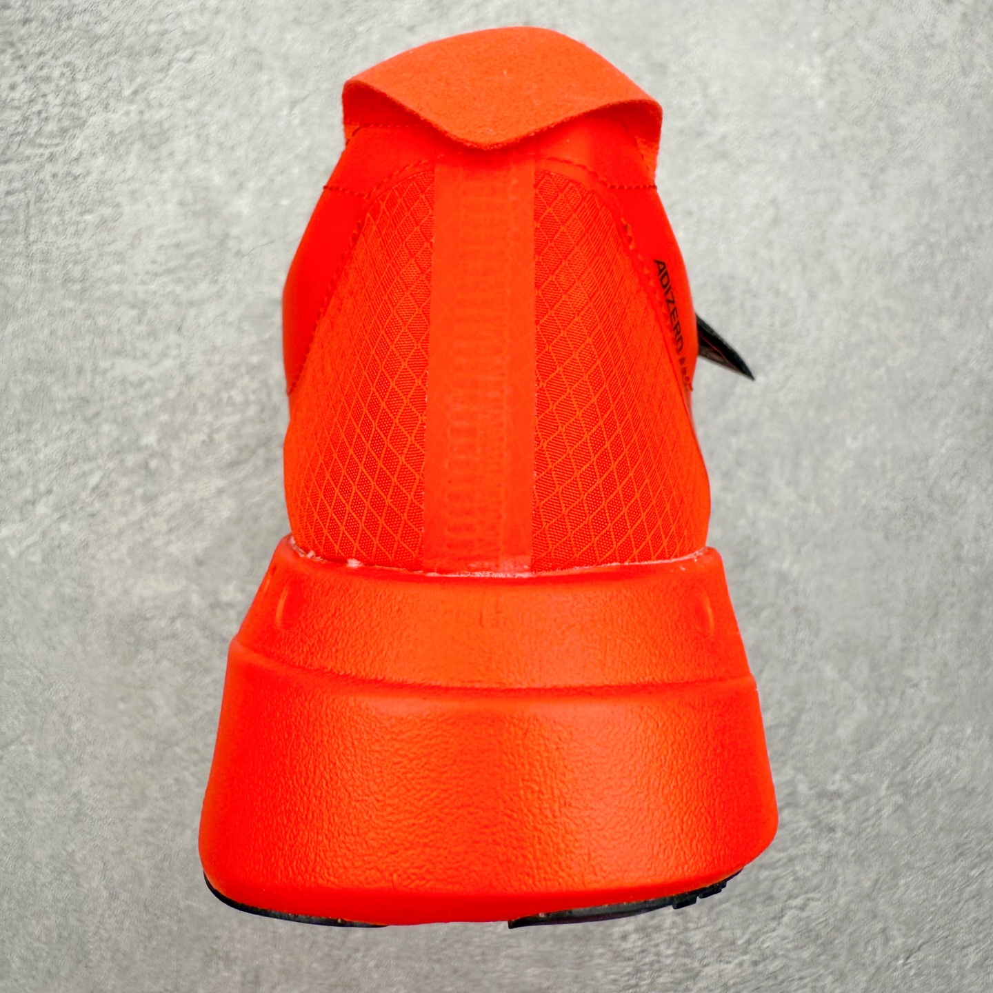 图片[8]-AD Adizero Adios Pro 4 马拉松竞速专业跑鞋 JR6659 CELERMESH针织网面非常轻薄 纤维间的缝隙很大 可以保证跑步时的透气、排汗效果 鞋舌直接与两侧的内衬和鞋底连接在一起 在跑步过程中不会被鞋舌的左右移动所困扰 在标准鞋带孔的基础上再拓宽一组鞋带孔 适合不同脚型的需求 突破性 EnergyRods 技术，有助于跑者实现更好的成绩 中底独特的LIGHTSTRIKE PRO泡棉材质 微弹感觉在跑步过程中给予了良好的支撑体验 对于顶级精英和高水平进阶跑者来说 ADIOS PRO是一双值得信赖的竞速比赛用鞋 尺码：36 36.5 37.5 38 38.5 39 40 40.5 41 42 42.5 43 44 44.5 45-选品中心