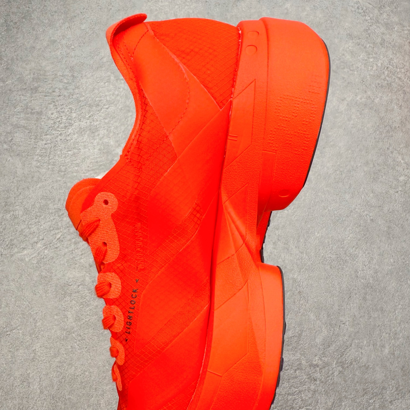 图片[7]-AD Adizero Adios Pro 4 马拉松竞速专业跑鞋 JR6659 CELERMESH针织网面非常轻薄 纤维间的缝隙很大 可以保证跑步时的透气、排汗效果 鞋舌直接与两侧的内衬和鞋底连接在一起 在跑步过程中不会被鞋舌的左右移动所困扰 在标准鞋带孔的基础上再拓宽一组鞋带孔 适合不同脚型的需求 突破性 EnergyRods 技术，有助于跑者实现更好的成绩 中底独特的LIGHTSTRIKE PRO泡棉材质 微弹感觉在跑步过程中给予了良好的支撑体验 对于顶级精英和高水平进阶跑者来说 ADIOS PRO是一双值得信赖的竞速比赛用鞋 尺码：36 36.5 37.5 38 38.5 39 40 40.5 41 42 42.5 43 44 44.5 45-选品中心