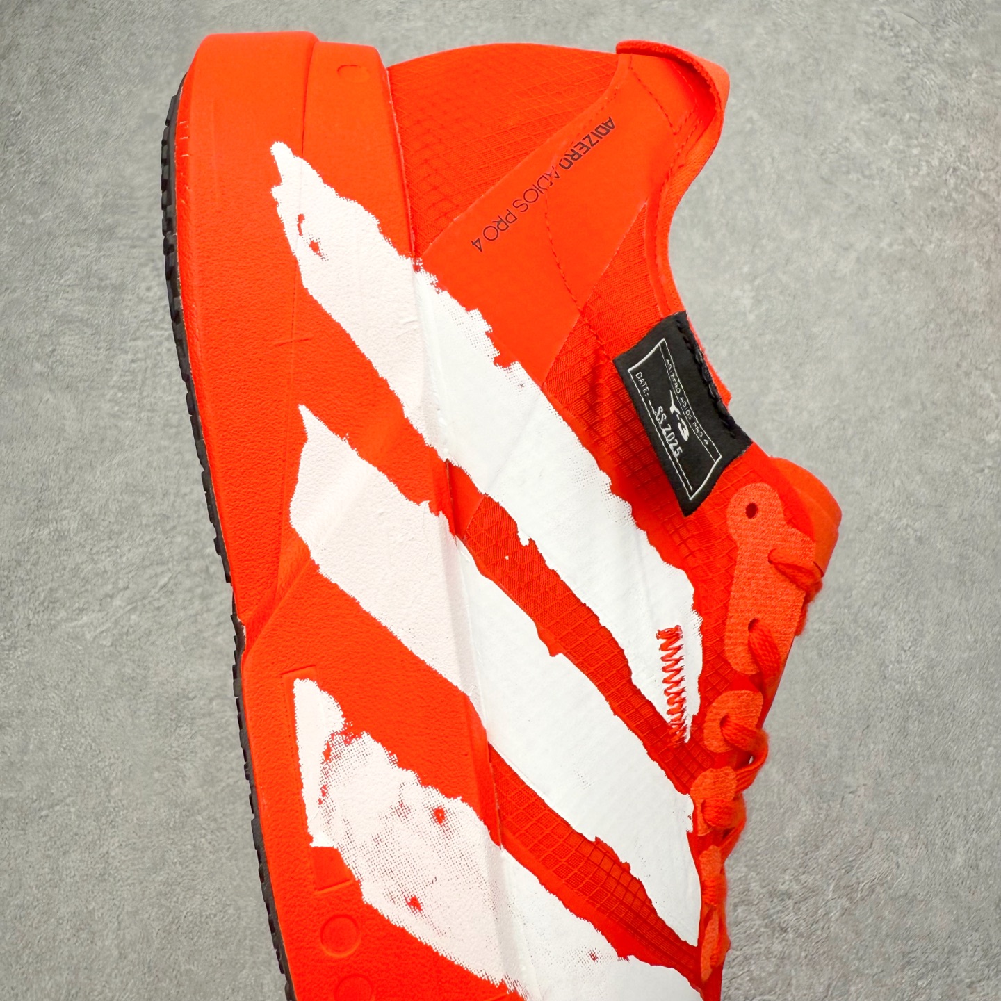 图片[6]-AD Adizero Adios Pro 4 马拉松竞速专业跑鞋 JR6659 CELERMESH针织网面非常轻薄 纤维间的缝隙很大 可以保证跑步时的透气、排汗效果 鞋舌直接与两侧的内衬和鞋底连接在一起 在跑步过程中不会被鞋舌的左右移动所困扰 在标准鞋带孔的基础上再拓宽一组鞋带孔 适合不同脚型的需求 突破性 EnergyRods 技术，有助于跑者实现更好的成绩 中底独特的LIGHTSTRIKE PRO泡棉材质 微弹感觉在跑步过程中给予了良好的支撑体验 对于顶级精英和高水平进阶跑者来说 ADIOS PRO是一双值得信赖的竞速比赛用鞋 尺码：36 36.5 37.5 38 38.5 39 40 40.5 41 42 42.5 43 44 44.5 45-选品中心