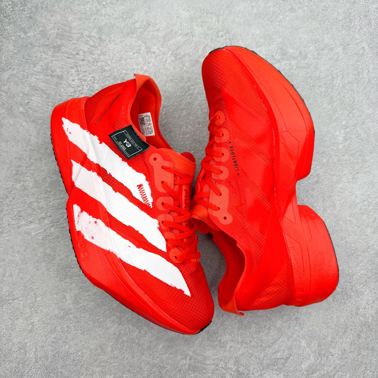 图片[3]-AD Adizero Adios Pro 4 马拉松竞速专业跑鞋 JR6659 CELERMESH针织网面非常轻薄 纤维间的缝隙很大 可以保证跑步时的透气、排汗效果 鞋舌直接与两侧的内衬和鞋底连接在一起 在跑步过程中不会被鞋舌的左右移动所困扰 在标准鞋带孔的基础上再拓宽一组鞋带孔 适合不同脚型的需求 突破性 EnergyRods 技术，有助于跑者实现更好的成绩 中底独特的LIGHTSTRIKE PRO泡棉材质 微弹感觉在跑步过程中给予了良好的支撑体验 对于顶级精英和高水平进阶跑者来说 ADIOS PRO是一双值得信赖的竞速比赛用鞋 尺码：36 36.5 37.5 38 38.5 39 40 40.5 41 42 42.5 43 44 44.5 45-选品中心