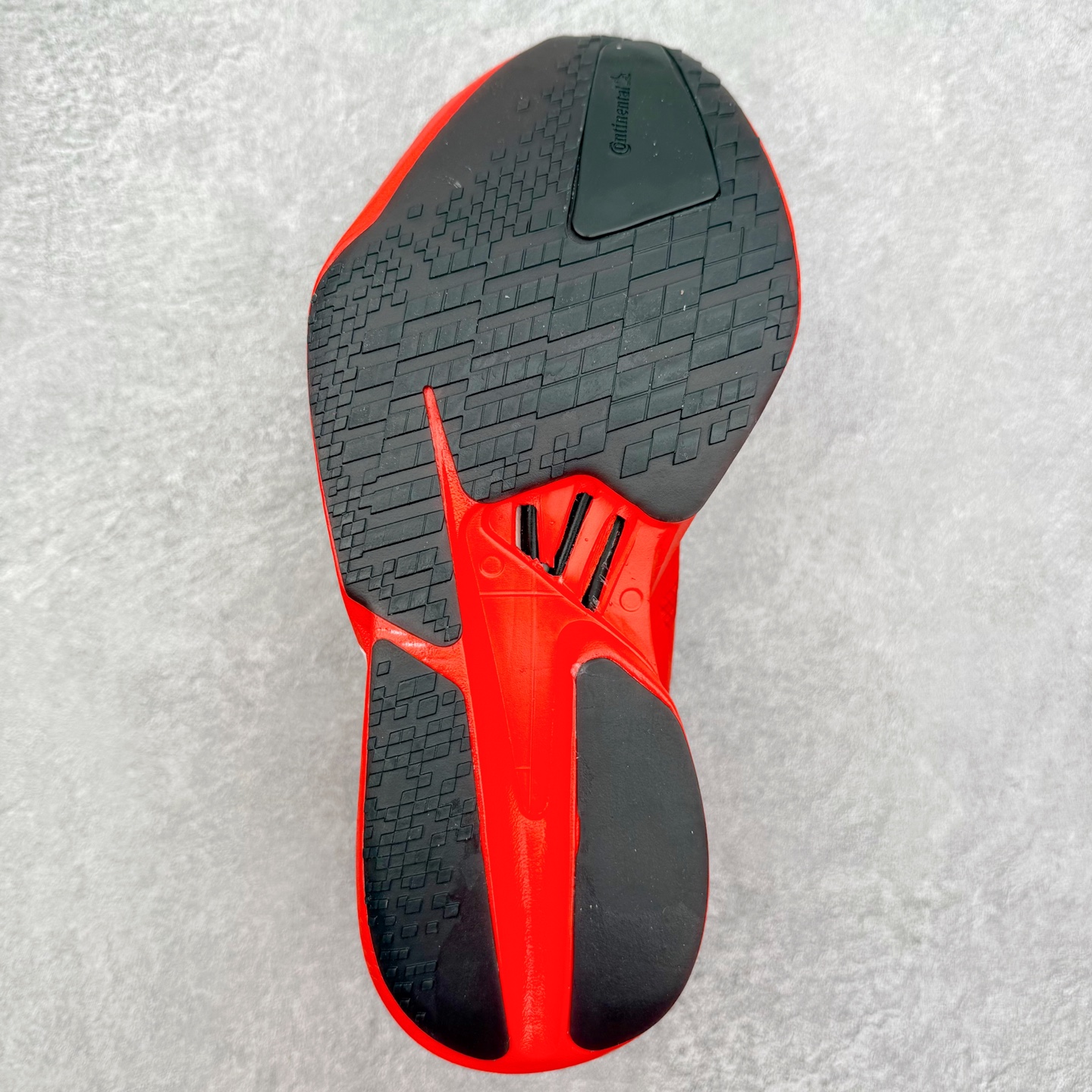 图片[9]-AD Adizero Adios Pro 4 马拉松竞速专业跑鞋 JR6659 CELERMESH针织网面非常轻薄 纤维间的缝隙很大 可以保证跑步时的透气、排汗效果 鞋舌直接与两侧的内衬和鞋底连接在一起 在跑步过程中不会被鞋舌的左右移动所困扰 在标准鞋带孔的基础上再拓宽一组鞋带孔 适合不同脚型的需求 突破性 EnergyRods 技术，有助于跑者实现更好的成绩 中底独特的LIGHTSTRIKE PRO泡棉材质 微弹感觉在跑步过程中给予了良好的支撑体验 对于顶级精英和高水平进阶跑者来说 ADIOS PRO是一双值得信赖的竞速比赛用鞋 尺码：36 36.5 37.5 38 38.5 39 40 40.5 41 42 42.5 43 44 44.5 45-选品中心