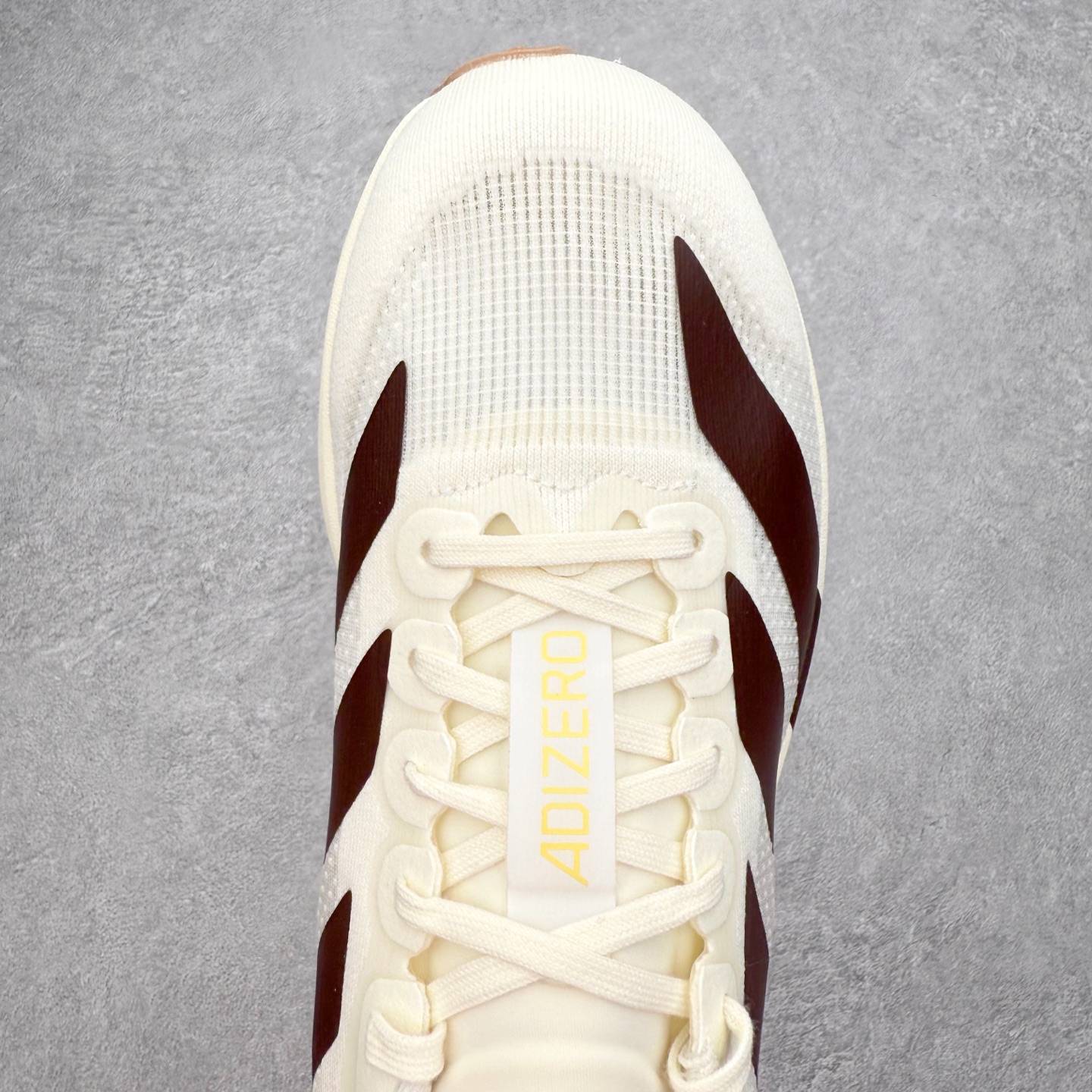 图片[4]-AD Adizero EVO SL 马拉松竞速专业跑鞋 CELERMESH针织网面非常轻薄 纤维间的缝隙很大 可以保证跑步时的透气、排汗效果 鞋舌直接与两侧的内衬和鞋底连接在一起 在跑步过程中不会被鞋舌的左右移动所困扰 在标准鞋带孔的基础上再拓宽一组鞋带孔 适合不同脚型的需求 突破性 EnergyRods 技术，有助于跑者实现更好的成绩 中底独特的LIGHTSTRIKE PRO泡棉材质 微弹感觉在跑步过程中给予了良好的支撑体验 对于顶级精英和高水平进阶跑者来说 ADIOS PRO是一双值得信赖的竞速比赛用鞋 尺码：36 36.5 37.5 38 38.5 39 40 40.5 41 42 42.5 43 44 44.5 45-选品中心