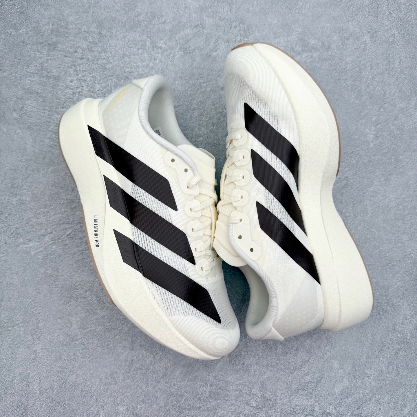 图片[3]-AD Adizero EVO SL 马拉松竞速专业跑鞋 CELERMESH针织网面非常轻薄 纤维间的缝隙很大 可以保证跑步时的透气、排汗效果 鞋舌直接与两侧的内衬和鞋底连接在一起 在跑步过程中不会被鞋舌的左右移动所困扰 在标准鞋带孔的基础上再拓宽一组鞋带孔 适合不同脚型的需求 突破性 EnergyRods 技术，有助于跑者实现更好的成绩 中底独特的LIGHTSTRIKE PRO泡棉材质 微弹感觉在跑步过程中给予了良好的支撑体验 对于顶级精英和高水平进阶跑者来说 ADIOS PRO是一双值得信赖的竞速比赛用鞋 尺码：36 36.5 37.5 38 38.5 39 40 40.5 41 42 42.5 43 44 44.5 45-选品中心