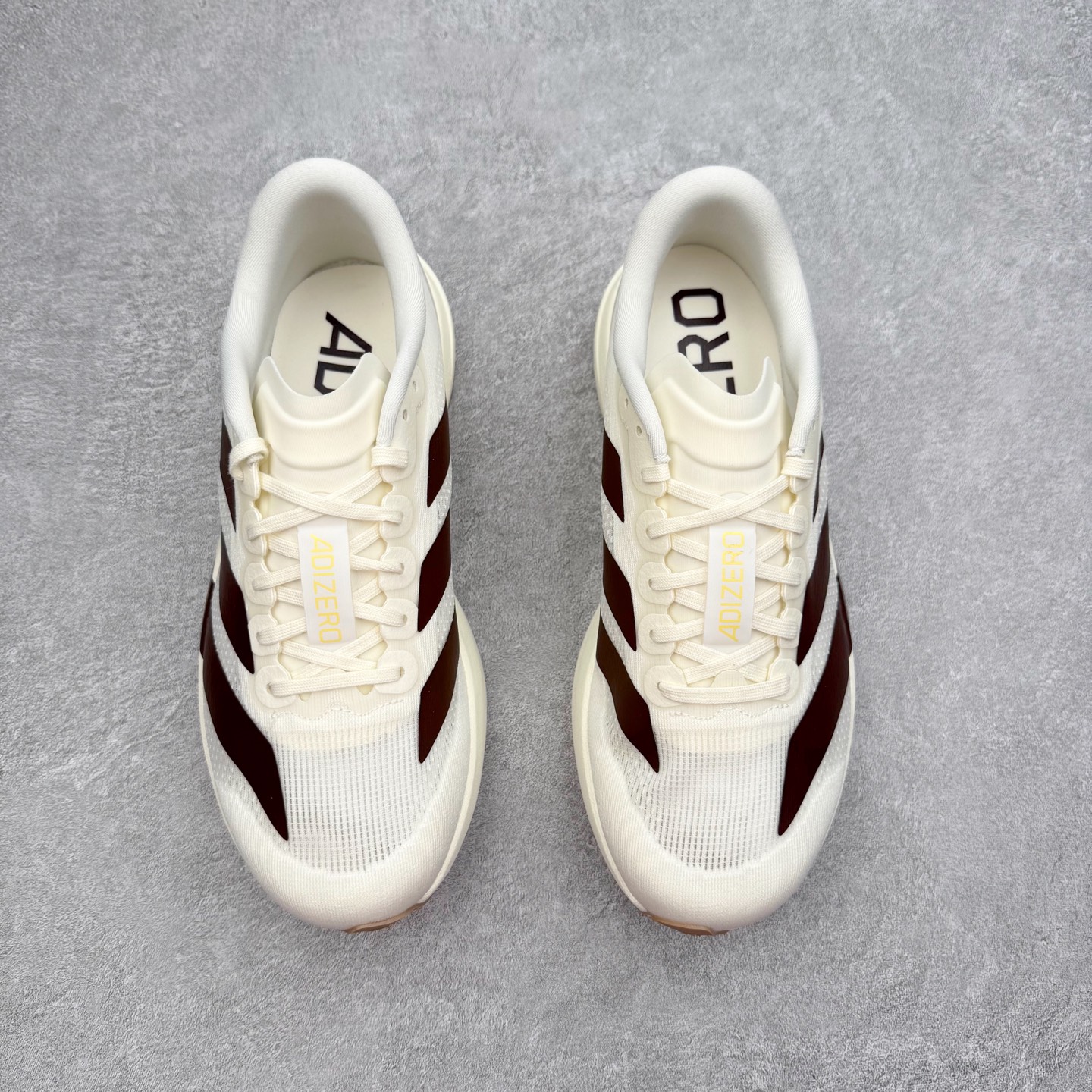 图片[2]-AD Adizero EVO SL 马拉松竞速专业跑鞋 CELERMESH针织网面非常轻薄 纤维间的缝隙很大 可以保证跑步时的透气、排汗效果 鞋舌直接与两侧的内衬和鞋底连接在一起 在跑步过程中不会被鞋舌的左右移动所困扰 在标准鞋带孔的基础上再拓宽一组鞋带孔 适合不同脚型的需求 突破性 EnergyRods 技术，有助于跑者实现更好的成绩 中底独特的LIGHTSTRIKE PRO泡棉材质 微弹感觉在跑步过程中给予了良好的支撑体验 对于顶级精英和高水平进阶跑者来说 ADIOS PRO是一双值得信赖的竞速比赛用鞋 尺码：36 36.5 37.5 38 38.5 39 40 40.5 41 42 42.5 43 44 44.5 45-选品中心