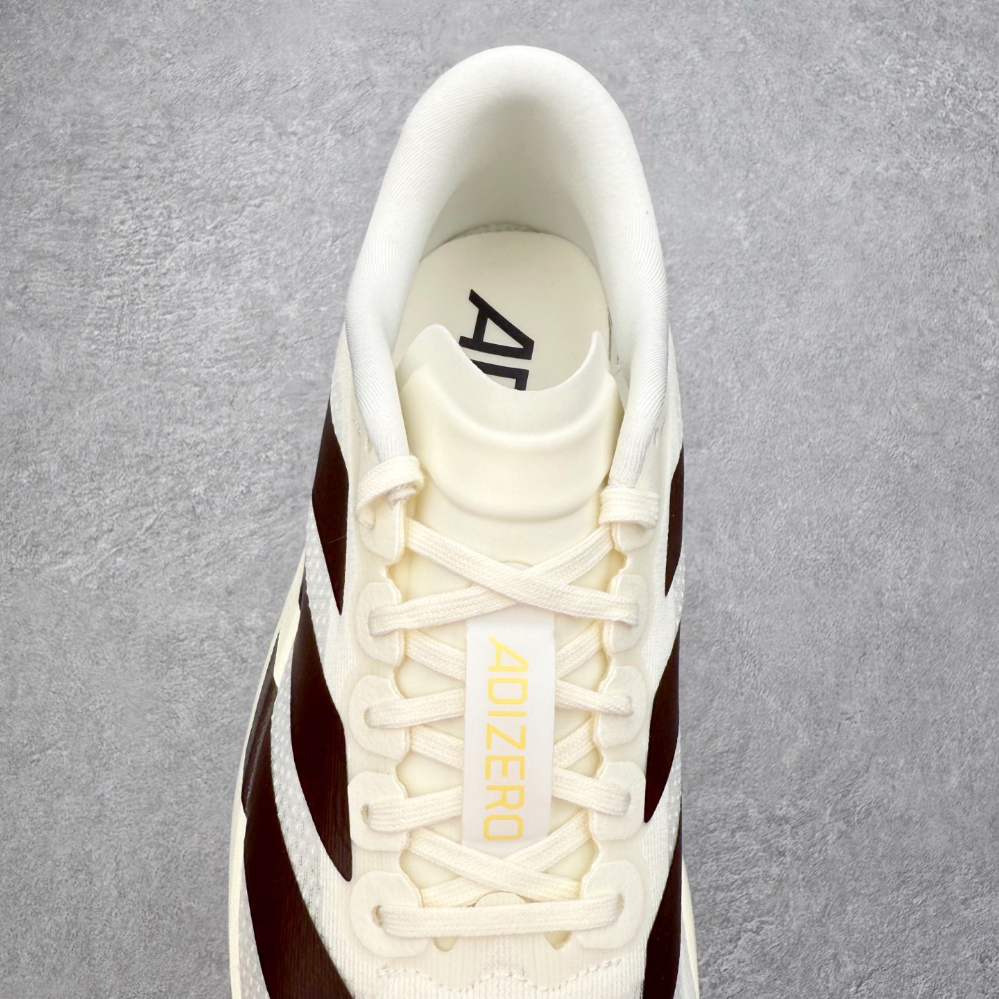 图片[5]-AD Adizero EVO SL 马拉松竞速专业跑鞋 CELERMESH针织网面非常轻薄 纤维间的缝隙很大 可以保证跑步时的透气、排汗效果 鞋舌直接与两侧的内衬和鞋底连接在一起 在跑步过程中不会被鞋舌的左右移动所困扰 在标准鞋带孔的基础上再拓宽一组鞋带孔 适合不同脚型的需求 突破性 EnergyRods 技术，有助于跑者实现更好的成绩 中底独特的LIGHTSTRIKE PRO泡棉材质 微弹感觉在跑步过程中给予了良好的支撑体验 对于顶级精英和高水平进阶跑者来说 ADIOS PRO是一双值得信赖的竞速比赛用鞋 尺码：36 36.5 37.5 38 38.5 39 40 40.5 41 42 42.5 43 44 44.5 45-选品中心