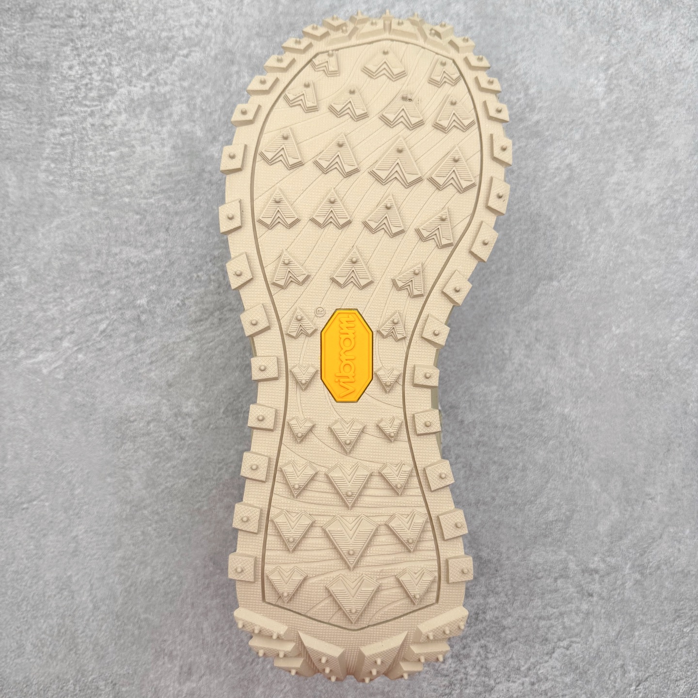 图片[9]-＃纯原 KOLON SPORT LIT CAMP 可隆织物皮革舒适 耐磨防水透气抓地低帮徒步鞋 男女同款 KOLON SPORT 可隆1973年诞生，并首次推出登山装备。自创立起，KOLON SPORT就把绿色定为基本色调，以常青树为品牌标志，坚持以关爱自然为己任，积极探求自然界的舒适，并以此应用于新产品的开发与研究。40多年来，历经不断革新，成就高端专业户外品牌。实拍调校N版已经零色差零失真 百分百还原实物色彩所见即所得 不存在货不对板色差等低级问题 选购参考实物拍摄 不混卖不参货 只用心做好货严格选品 承诺混一赔十 尺码：36.5 37 38 38.5 39 40 40.5 41 42 42.5 43 44 44.5 45 46-选品中心