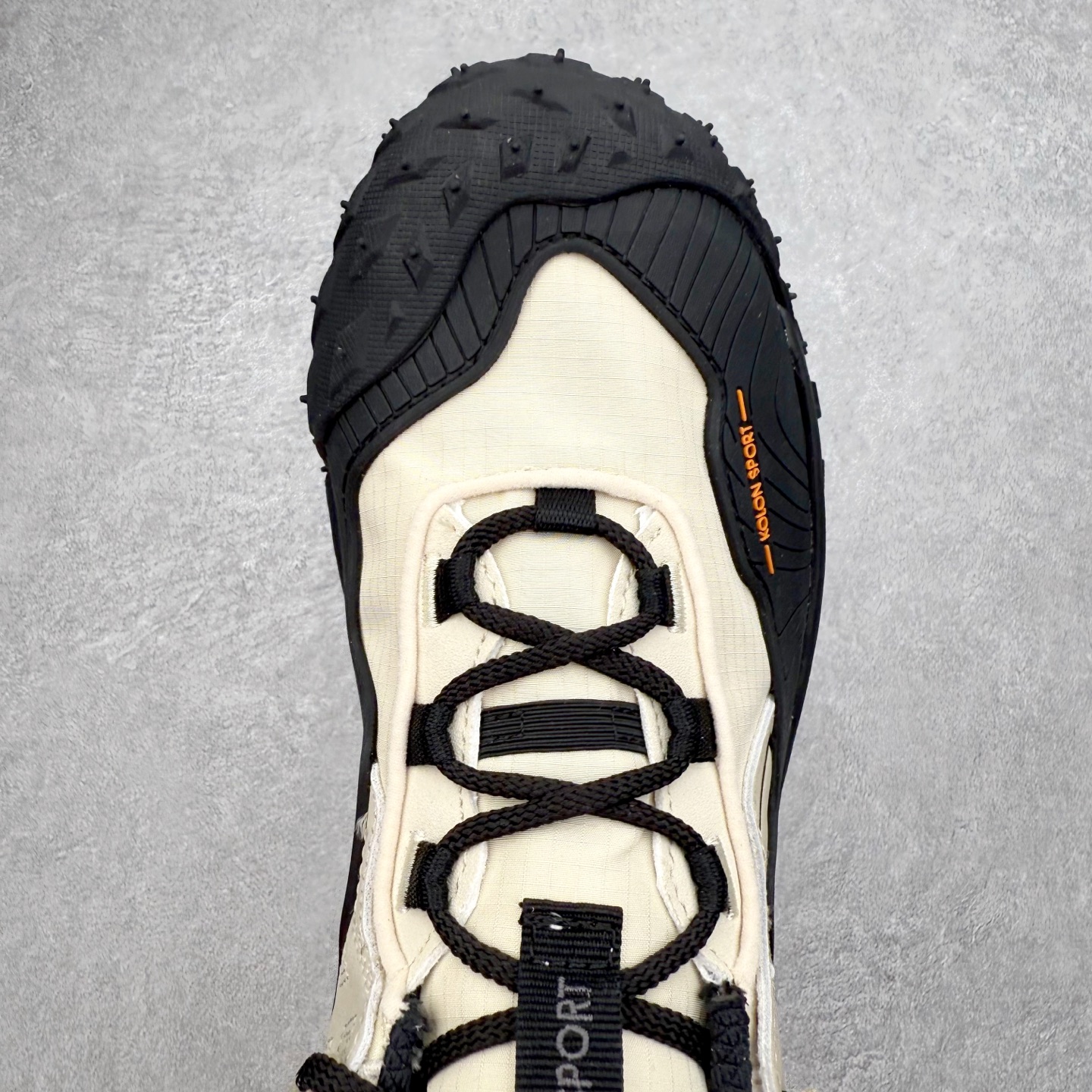 图片[4]-＃纯原 KOLON SPORT LIT CAMP 可隆织物皮革舒适 耐磨防水透气抓地低帮徒步鞋 男女同款 KOLON SPORT 可隆1973年诞生，并首次推出登山装备。自创立起，KOLON SPORT就把绿色定为基本色调，以常青树为品牌标志，坚持以关爱自然为己任，积极探求自然界的舒适，并以此应用于新产品的开发与研究。40多年来，历经不断革新，成就高端专业户外品牌。实拍调校N版已经零色差零失真 百分百还原实物色彩所见即所得 不存在货不对板色差等低级问题 选购参考实物拍摄 不混卖不参货 只用心做好货严格选品 承诺混一赔十 尺码：36.5 37 38 38.5 39 40 40.5 41 42 42.5 43 44 44.5 45 46-选品中心