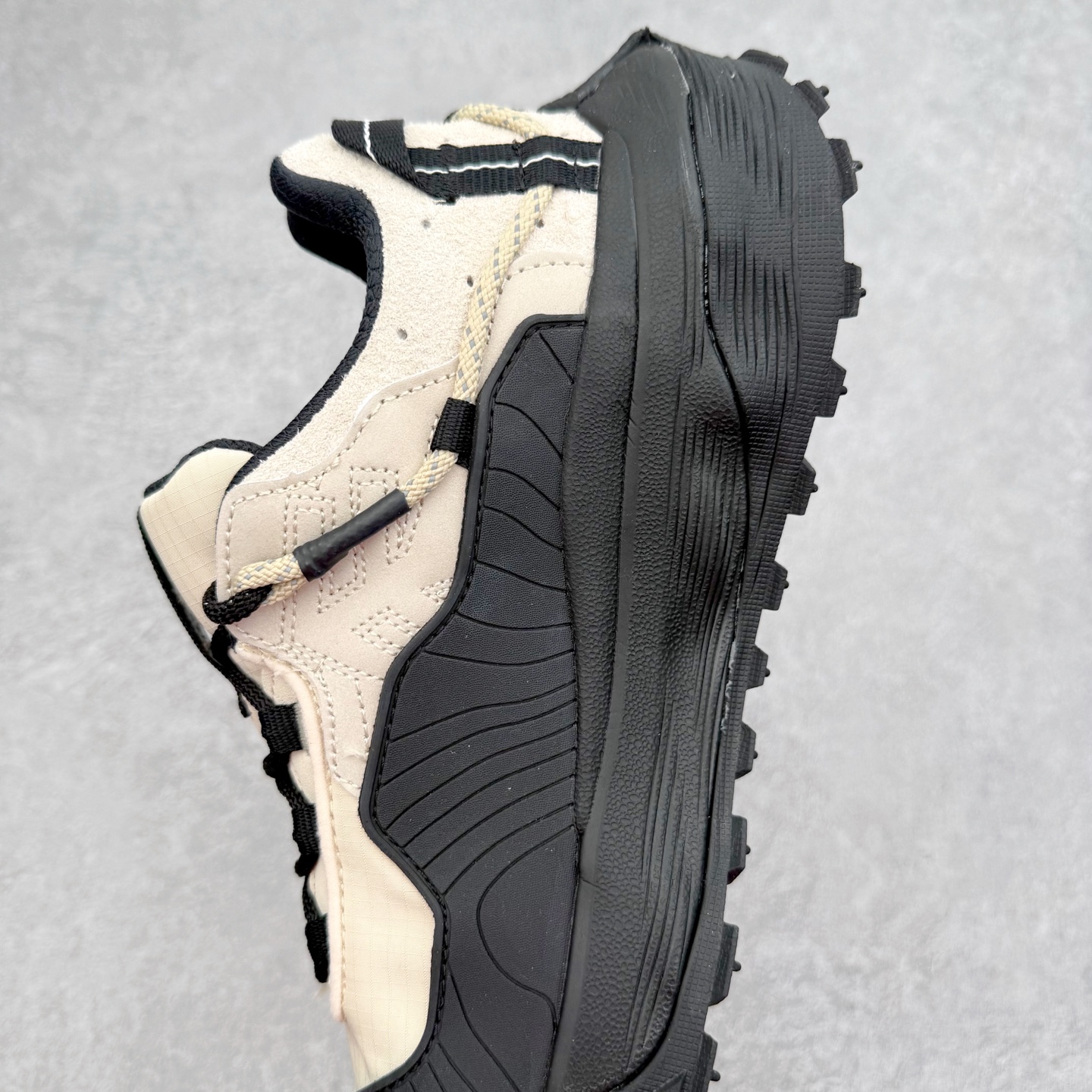 图片[7]-＃纯原 KOLON SPORT LIT CAMP 可隆织物皮革舒适 耐磨防水透气抓地低帮徒步鞋 男女同款 KOLON SPORT 可隆1973年诞生，并首次推出登山装备。自创立起，KOLON SPORT就把绿色定为基本色调，以常青树为品牌标志，坚持以关爱自然为己任，积极探求自然界的舒适，并以此应用于新产品的开发与研究。40多年来，历经不断革新，成就高端专业户外品牌。实拍调校N版已经零色差零失真 百分百还原实物色彩所见即所得 不存在货不对板色差等低级问题 选购参考实物拍摄 不混卖不参货 只用心做好货严格选品 承诺混一赔十 尺码：36.5 37 38 38.5 39 40 40.5 41 42 42.5 43 44 44.5 45 46-选品中心