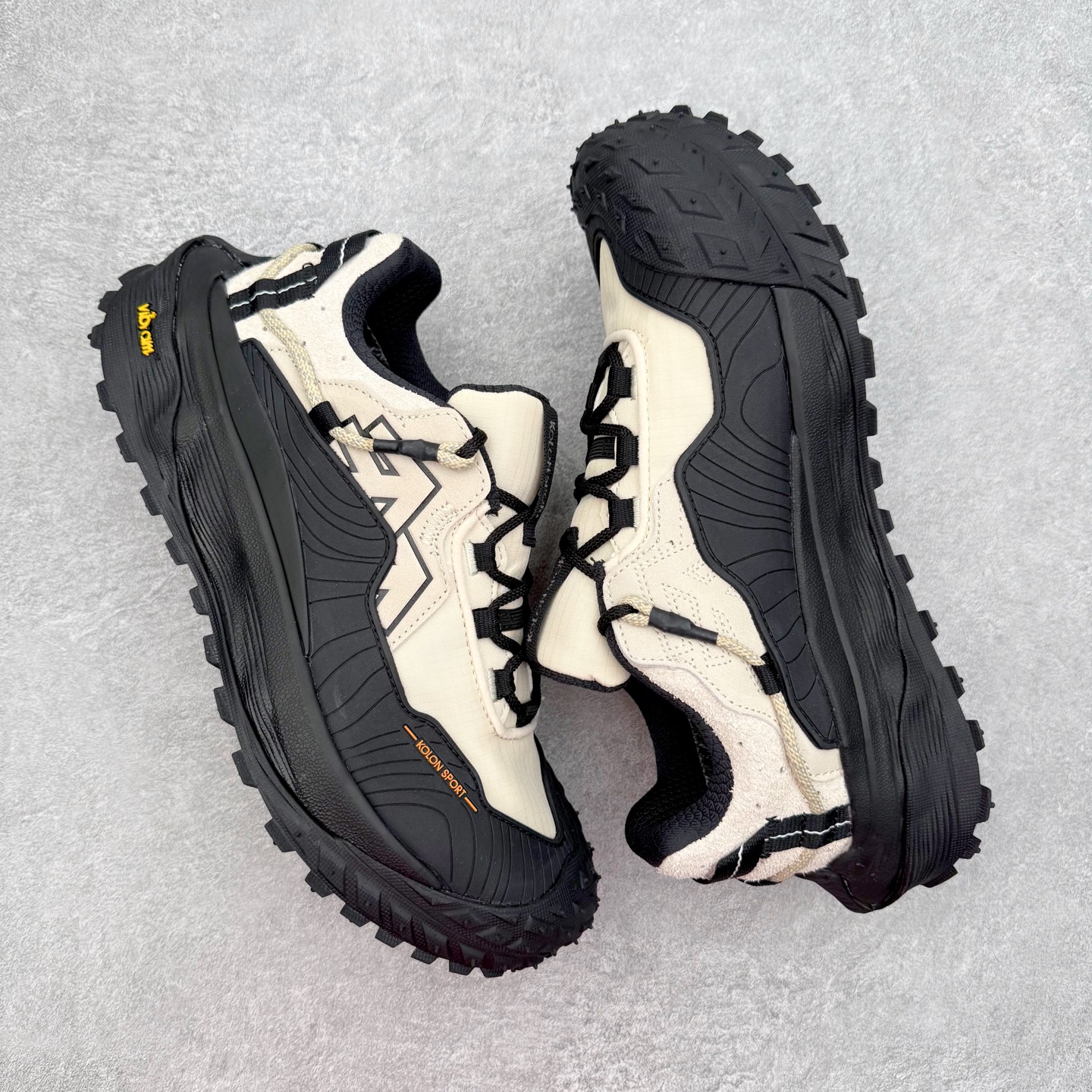 图片[3]-＃纯原 KOLON SPORT LIT CAMP 可隆织物皮革舒适 耐磨防水透气抓地低帮徒步鞋 男女同款 KOLON SPORT 可隆1973年诞生，并首次推出登山装备。自创立起，KOLON SPORT就把绿色定为基本色调，以常青树为品牌标志，坚持以关爱自然为己任，积极探求自然界的舒适，并以此应用于新产品的开发与研究。40多年来，历经不断革新，成就高端专业户外品牌。实拍调校N版已经零色差零失真 百分百还原实物色彩所见即所得 不存在货不对板色差等低级问题 选购参考实物拍摄 不混卖不参货 只用心做好货严格选品 承诺混一赔十 尺码：36.5 37 38 38.5 39 40 40.5 41 42 42.5 43 44 44.5 45 46-选品中心