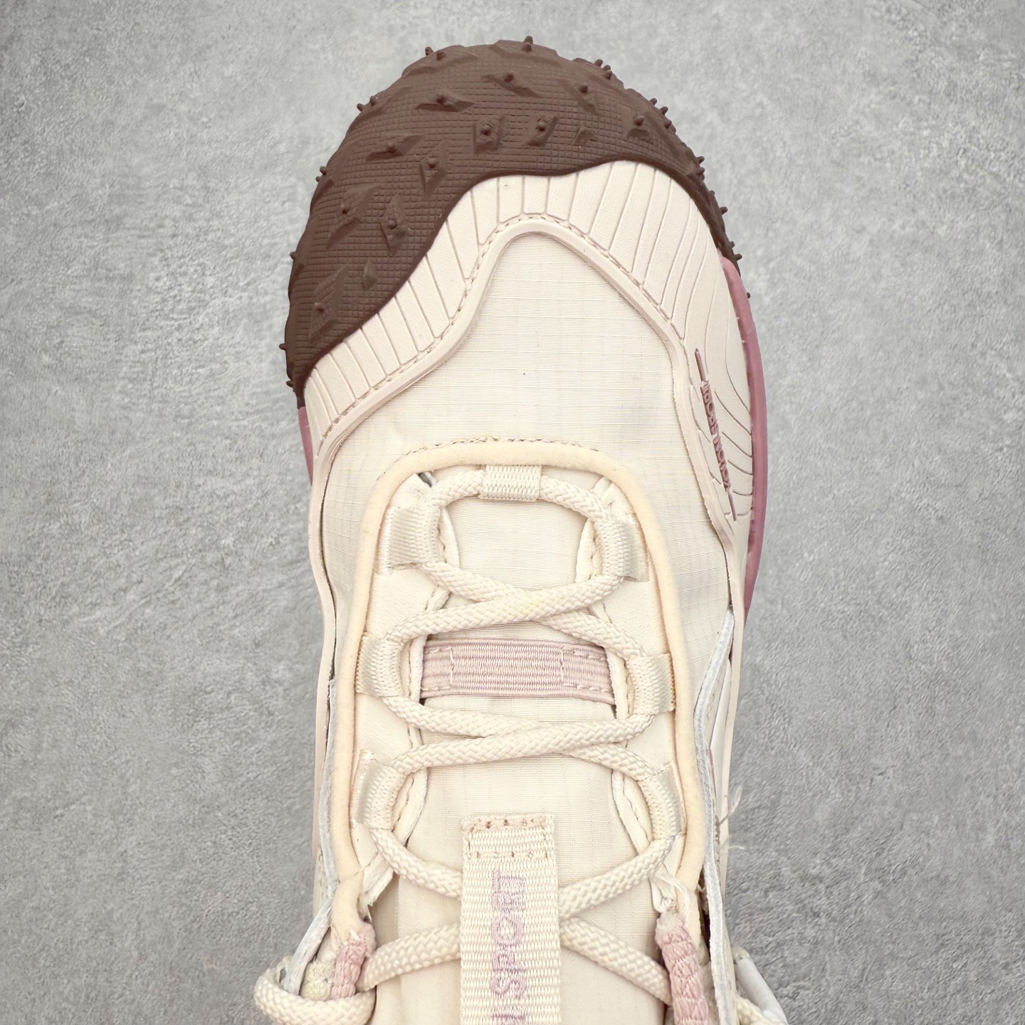 图片[4]-＃纯原 KOLON SPORT LIT CAMP 可隆织物皮革舒适 耐磨防水透气抓地低帮徒步鞋 男女同款 KOLON SPORT 可隆1973年诞生，并首次推出登山装备。自创立起，KOLON SPORT就把绿色定为基本色调，以常青树为品牌标志，坚持以关爱自然为己任，积极探求自然界的舒适，并以此应用于新产品的开发与研究。40多年来，历经不断革新，成就高端专业户外品牌。实拍调校N版已经零色差零失真 百分百还原实物色彩所见即所得 不存在货不对板色差等低级问题 选购参考实物拍摄 不混卖不参货 只用心做好货严格选品 承诺混一赔十 尺码：36.5 37 38 38.5 39 40 40.5 41 42 42.5 43 44 44.5 45 46-选品中心