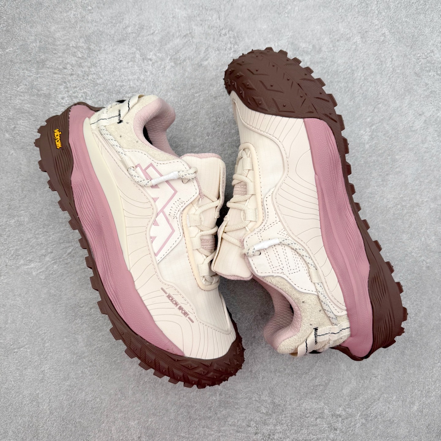 图片[3]-＃纯原 KOLON SPORT LIT CAMP 可隆织物皮革舒适 耐磨防水透气抓地低帮徒步鞋 男女同款 KOLON SPORT 可隆1973年诞生，并首次推出登山装备。自创立起，KOLON SPORT就把绿色定为基本色调，以常青树为品牌标志，坚持以关爱自然为己任，积极探求自然界的舒适，并以此应用于新产品的开发与研究。40多年来，历经不断革新，成就高端专业户外品牌。实拍调校N版已经零色差零失真 百分百还原实物色彩所见即所得 不存在货不对板色差等低级问题 选购参考实物拍摄 不混卖不参货 只用心做好货严格选品 承诺混一赔十 尺码：36.5 37 38 38.5 39 40 40.5 41 42 42.5 43 44 44.5 45 46-选品中心