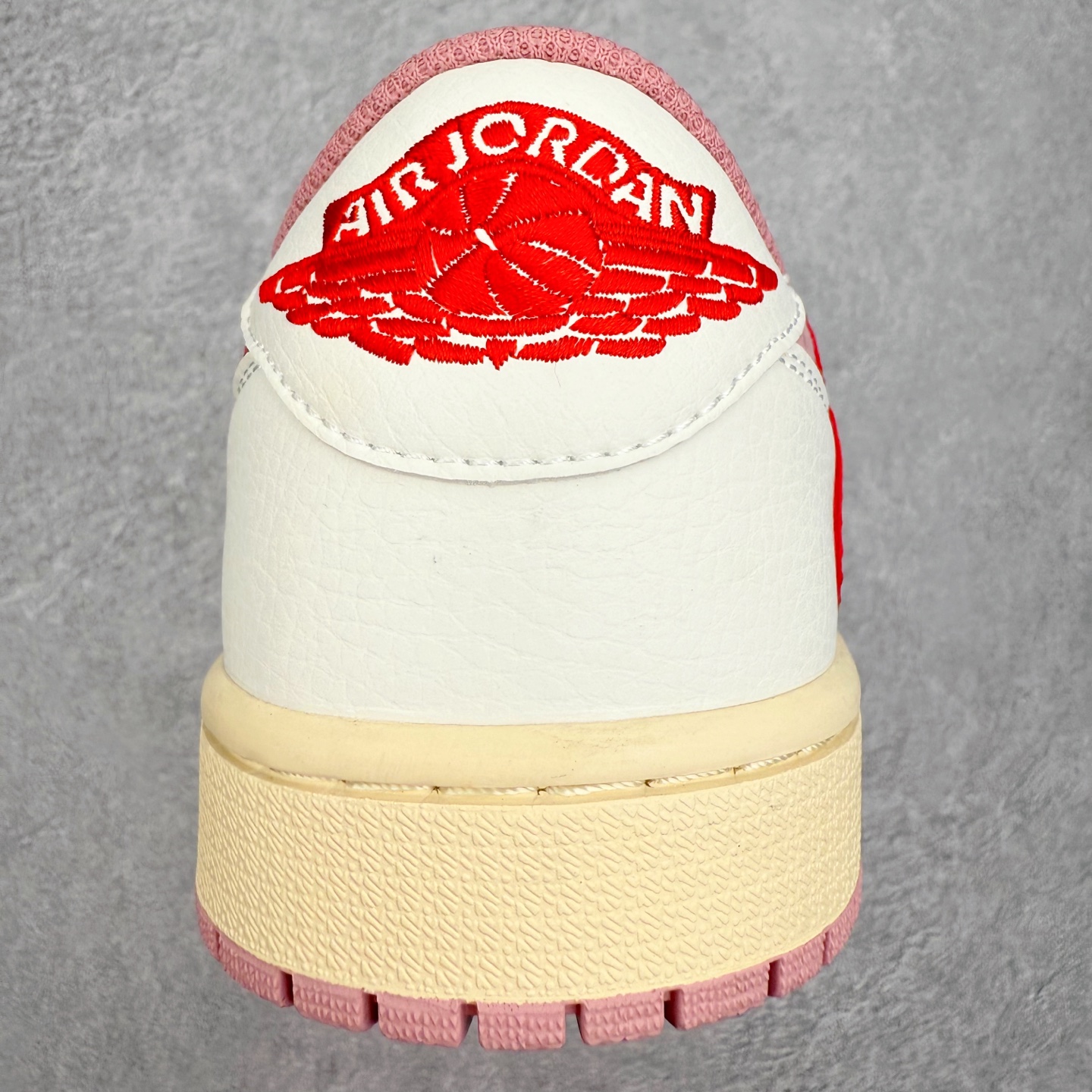 图片[8]-＃TG特价福利 TS x Air Jordan AJ1 Low 倒钩低帮联名配色 性价比批次 原盒原配 大厂出品 原厂楦头纸板数据开发 鞋型公整不松垮 采购头层皮料冲裁 高整洁度 上脚原汁原味的公司货既视感 原底独立模具 中底四线拉帮完美走线 原模大底咬花 实拍调校N版已经零色差零失真 百分百还原实物色彩所见即所得 不存在货不对板色差等低级问题 选购参考实物拍摄 不混卖不参货 只用心做好货严格选品 承诺混一赔十 尺码：36 36.5 37.5 38 38.5 39 40 40.5 41 42 42.5 43 44 44.5 45 46 47.5-选品中心