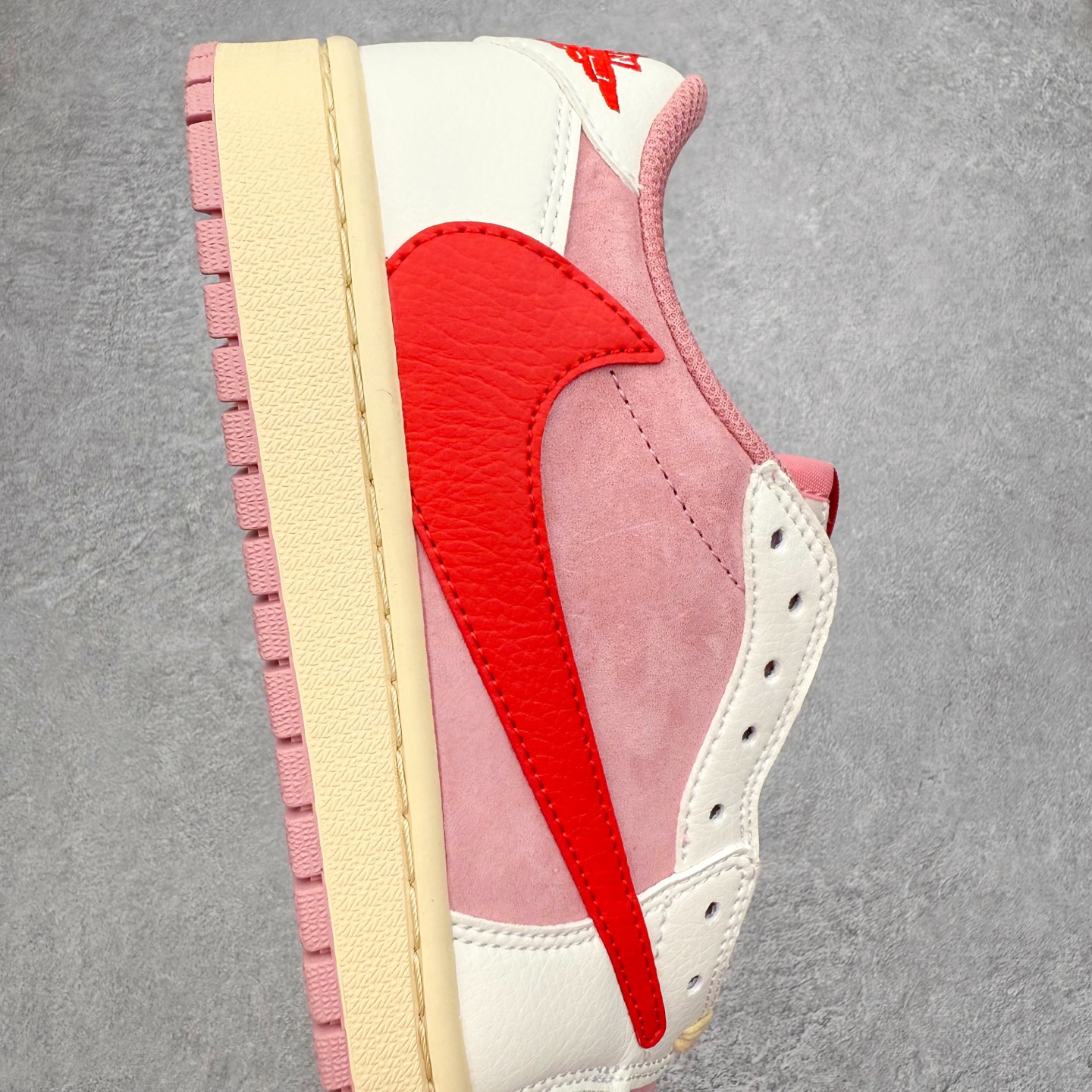图片[6]-＃TG特价福利 TS x Air Jordan AJ1 Low 倒钩低帮联名配色 性价比批次 原盒原配 大厂出品 原厂楦头纸板数据开发 鞋型公整不松垮 采购头层皮料冲裁 高整洁度 上脚原汁原味的公司货既视感 原底独立模具 中底四线拉帮完美走线 原模大底咬花 实拍调校N版已经零色差零失真 百分百还原实物色彩所见即所得 不存在货不对板色差等低级问题 选购参考实物拍摄 不混卖不参货 只用心做好货严格选品 承诺混一赔十 尺码：36 36.5 37.5 38 38.5 39 40 40.5 41 42 42.5 43 44 44.5 45 46 47.5-选品中心