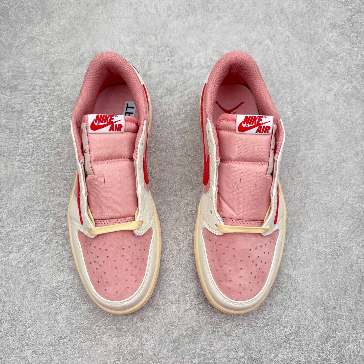 图片[2]-＃TG特价福利 TS x Air Jordan AJ1 Low 倒钩低帮联名配色 性价比批次 原盒原配 大厂出品 原厂楦头纸板数据开发 鞋型公整不松垮 采购头层皮料冲裁 高整洁度 上脚原汁原味的公司货既视感 原底独立模具 中底四线拉帮完美走线 原模大底咬花 实拍调校N版已经零色差零失真 百分百还原实物色彩所见即所得 不存在货不对板色差等低级问题 选购参考实物拍摄 不混卖不参货 只用心做好货严格选品 承诺混一赔十 尺码：36 36.5 37.5 38 38.5 39 40 40.5 41 42 42.5 43 44 44.5 45 46 47.5-选品中心