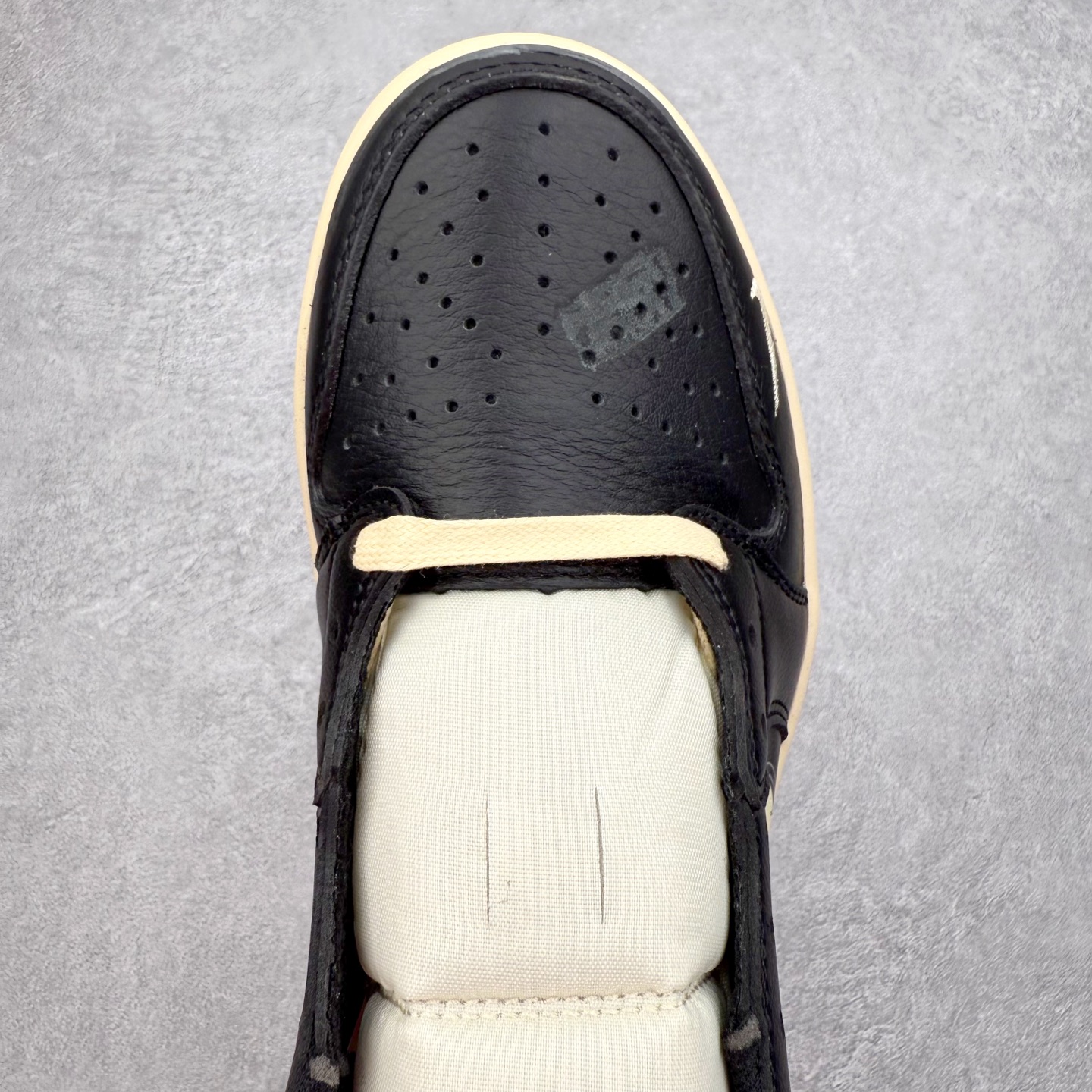 图片[4]-＃TG特价福利 TS x Air Jordan AJ1 Low 倒钩低帮联名配色 性价比批次 原盒原配 大厂出品 原厂楦头纸板数据开发 鞋型公整不松垮 采购头层皮料冲裁 高整洁度 上脚原汁原味的公司货既视感 原底独立模具 中底四线拉帮完美走线 原模大底咬花 实拍调校N版已经零色差零失真 百分百还原实物色彩所见即所得 不存在货不对板色差等低级问题 选购参考实物拍摄 不混卖不参货 只用心做好货严格选品 承诺混一赔十 尺码：36 36.5 37.5 38 38.5 39 40 40.5 41 42 42.5 43 44 44.5 45 46 47.5-选品中心