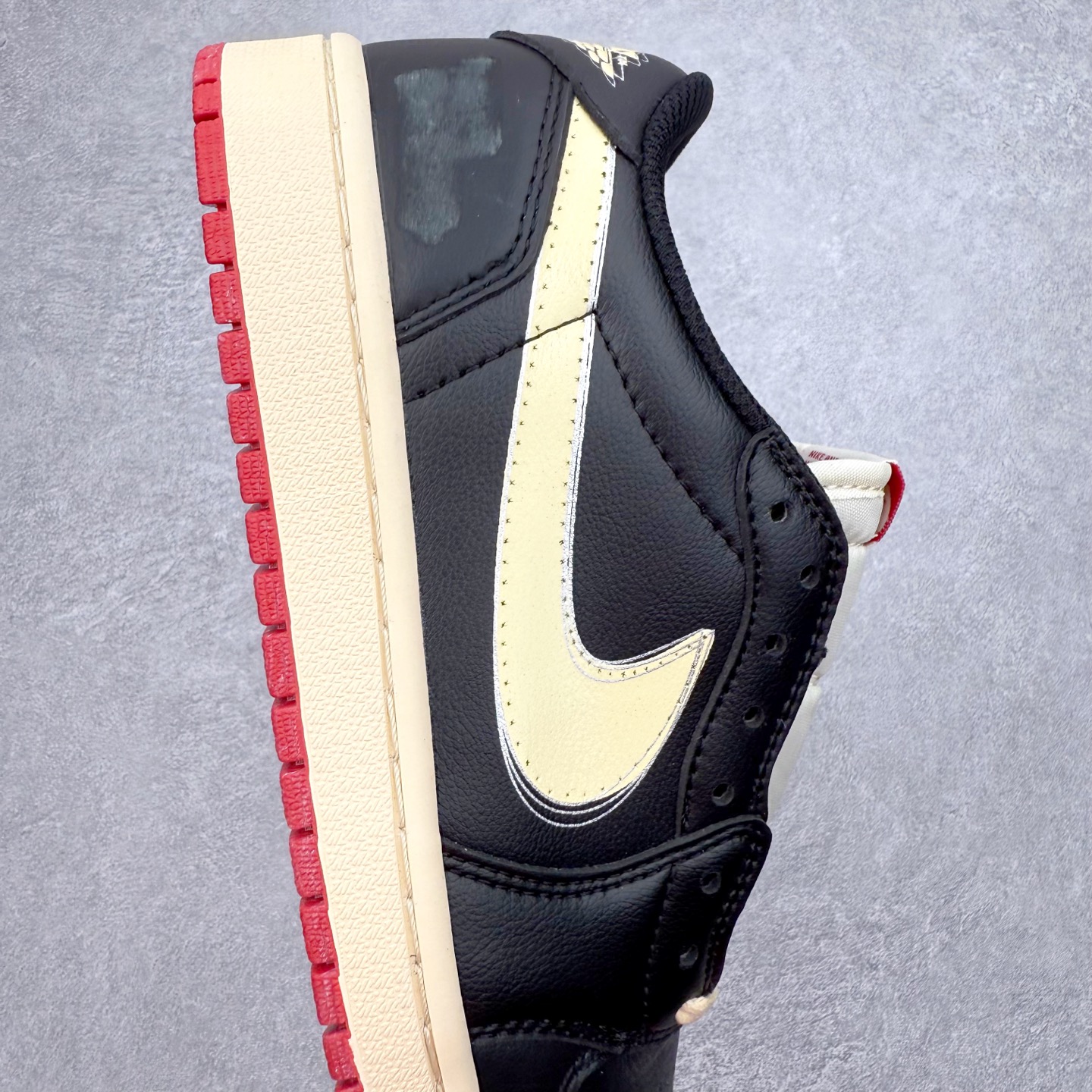 图片[6]-＃TG特价福利 TS x Air Jordan AJ1 Low 倒钩低帮联名配色 性价比批次 原盒原配 大厂出品 原厂楦头纸板数据开发 鞋型公整不松垮 采购头层皮料冲裁 高整洁度 上脚原汁原味的公司货既视感 原底独立模具 中底四线拉帮完美走线 原模大底咬花 实拍调校N版已经零色差零失真 百分百还原实物色彩所见即所得 不存在货不对板色差等低级问题 选购参考实物拍摄 不混卖不参货 只用心做好货严格选品 承诺混一赔十 尺码：36 36.5 37.5 38 38.5 39 40 40.5 41 42 42.5 43 44 44.5 45 46 47.5-选品中心